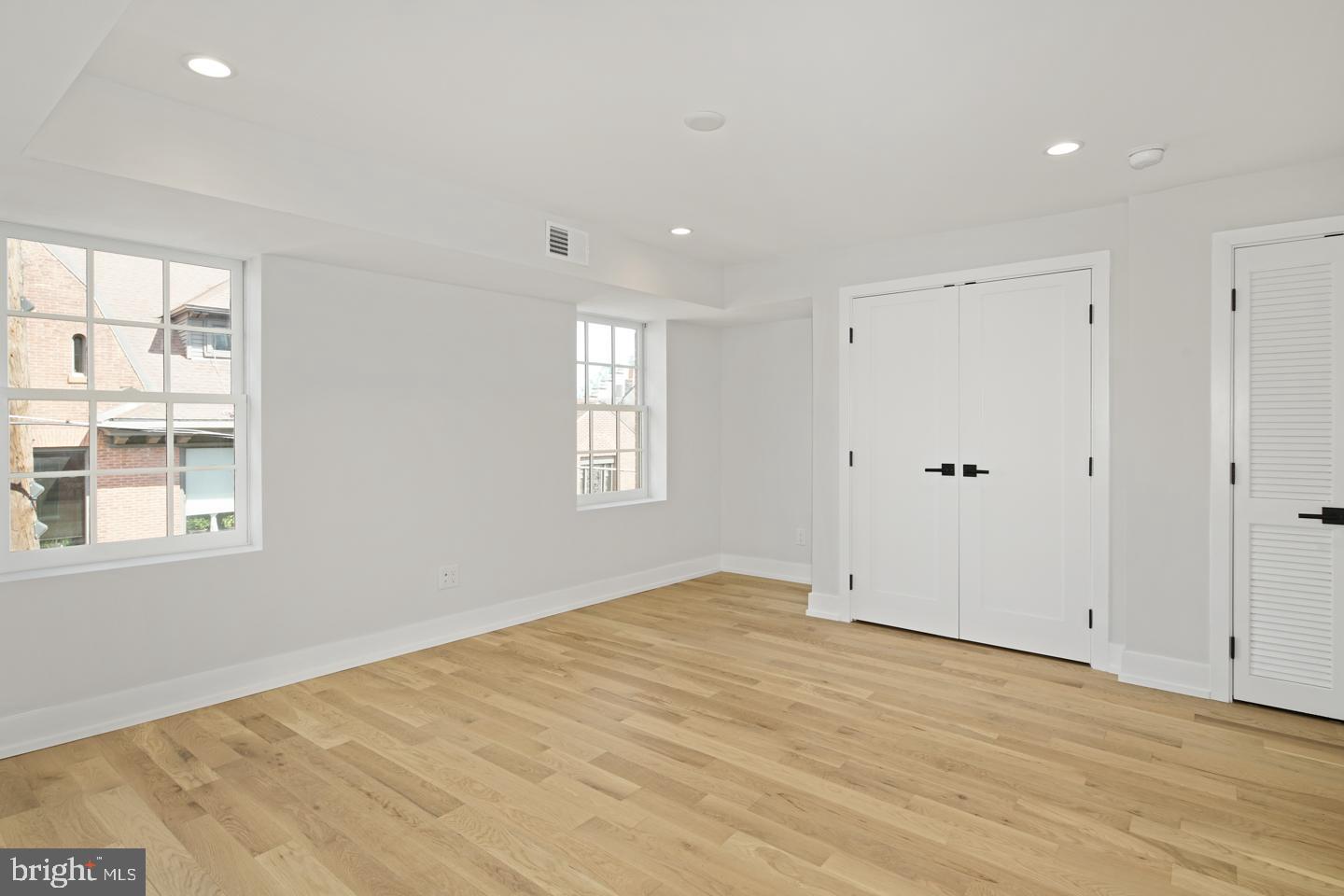 QUEEN VILLAGE - Residential