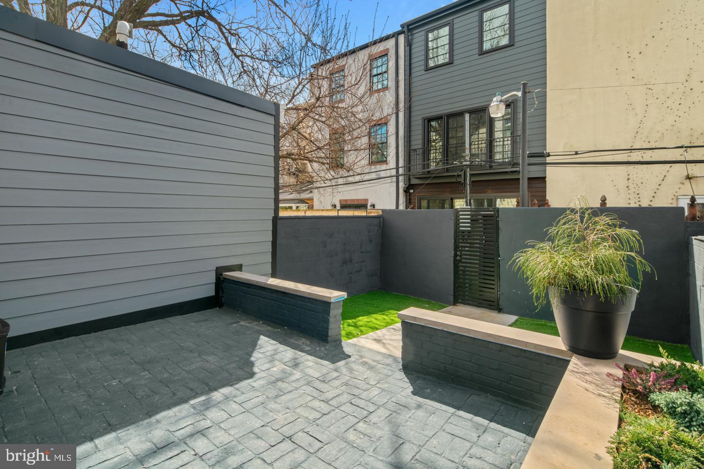 QUEEN VILLAGE - Residential