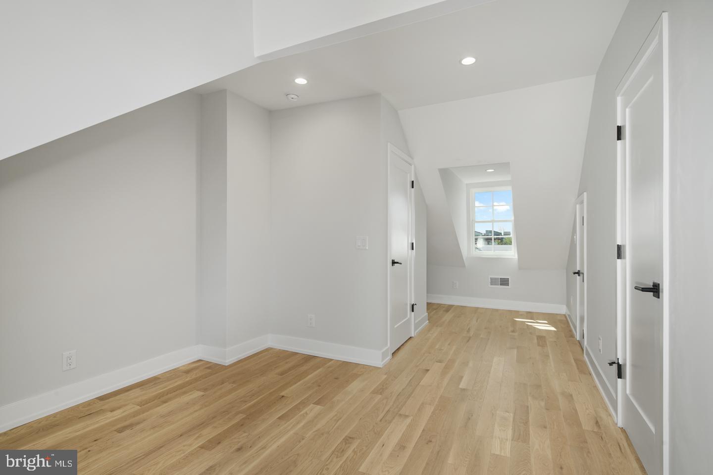 QUEEN VILLAGE - Residential