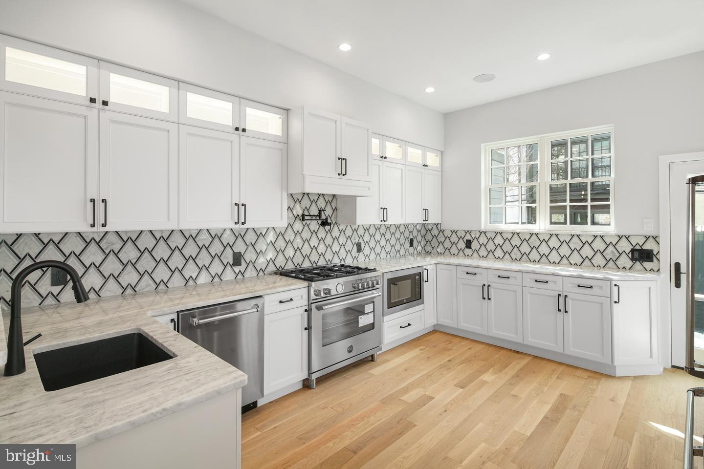 QUEEN VILLAGE - Residential