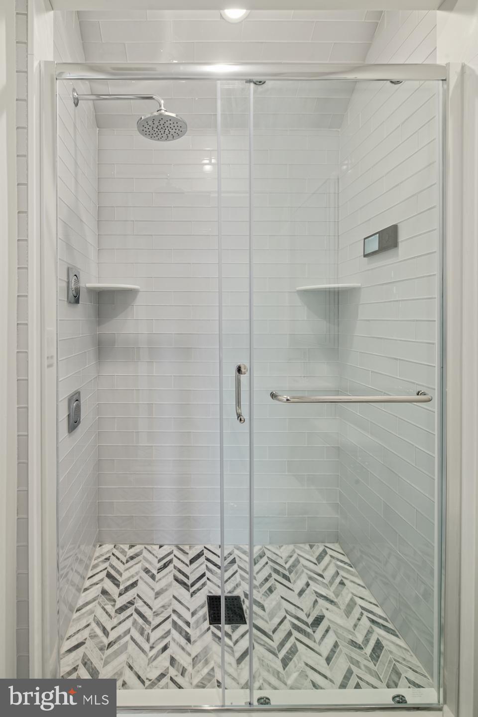 QUEEN VILLAGE - Residential