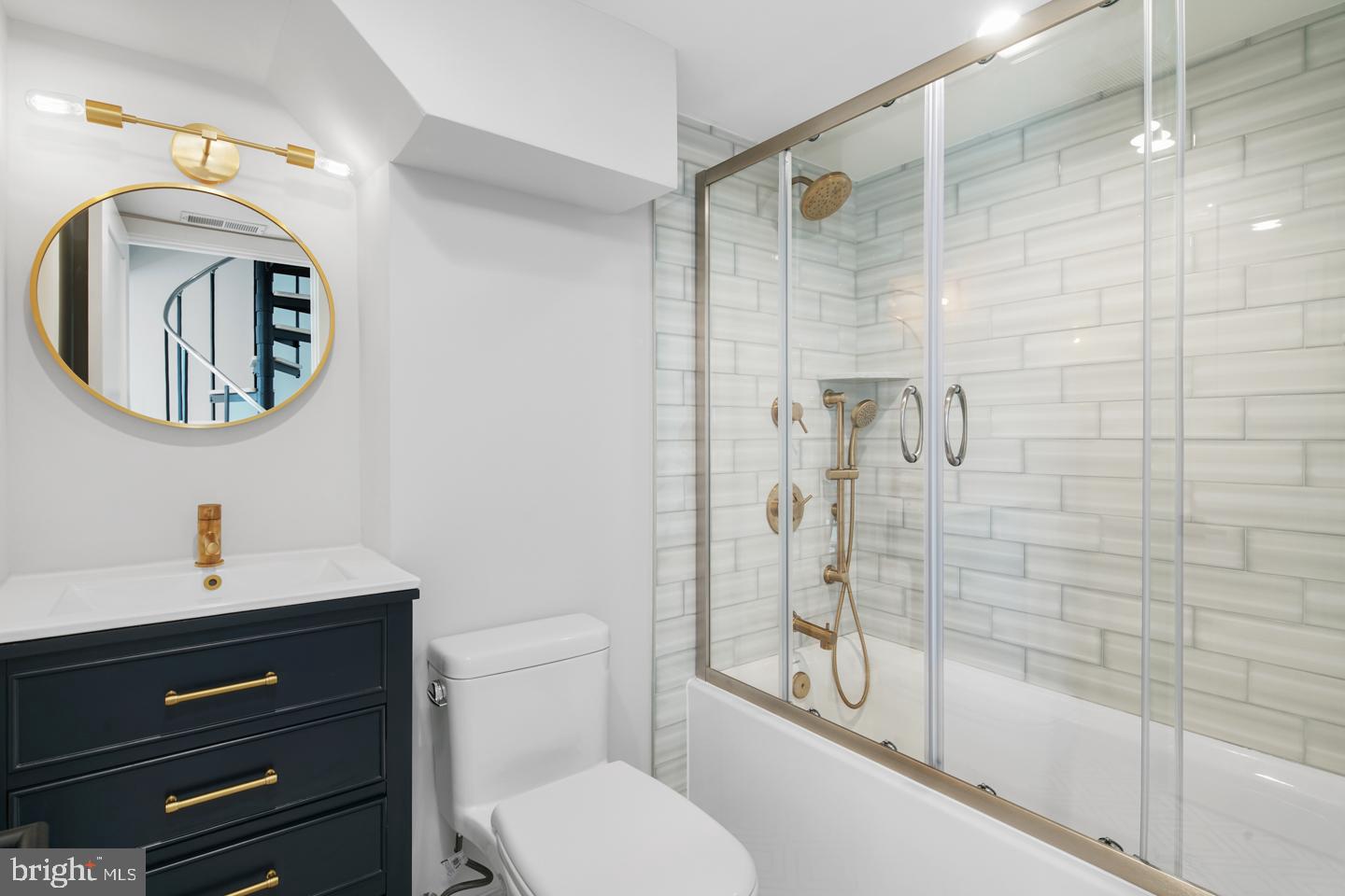 QUEEN VILLAGE - Residential