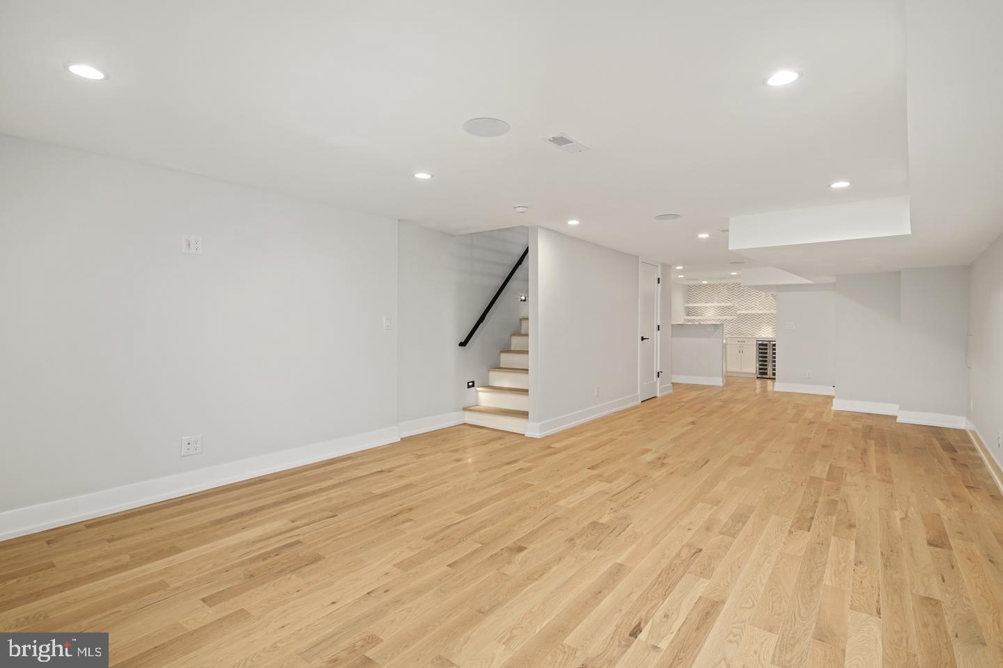 QUEEN VILLAGE - Residential