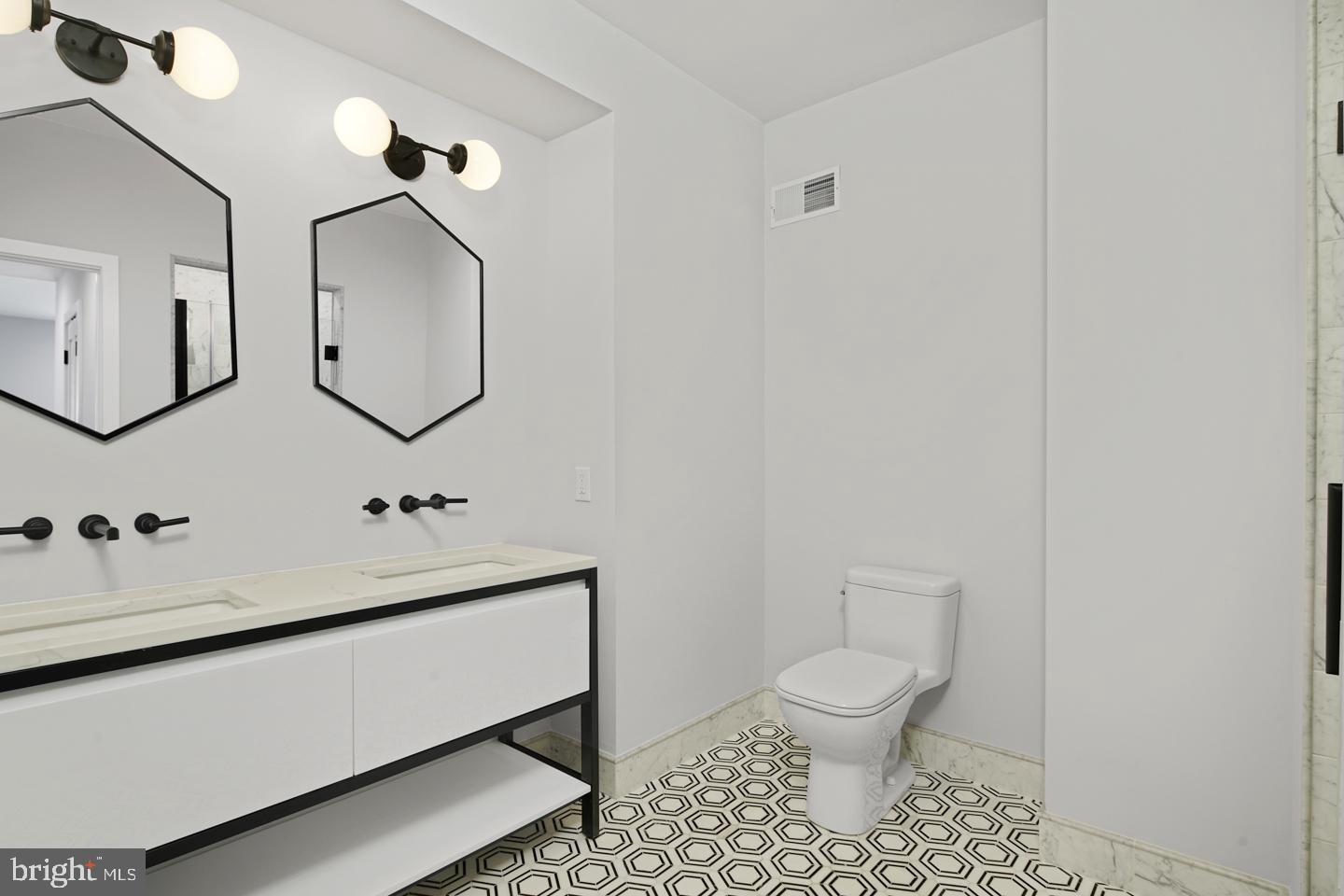 QUEEN VILLAGE - Residential