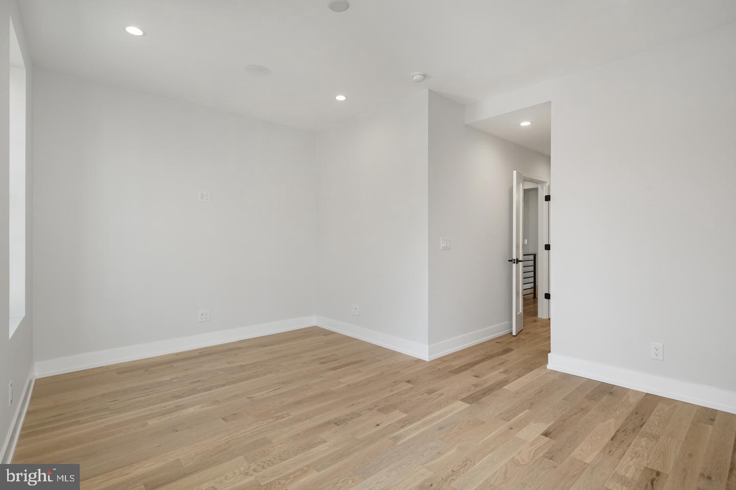 QUEEN VILLAGE - Residential