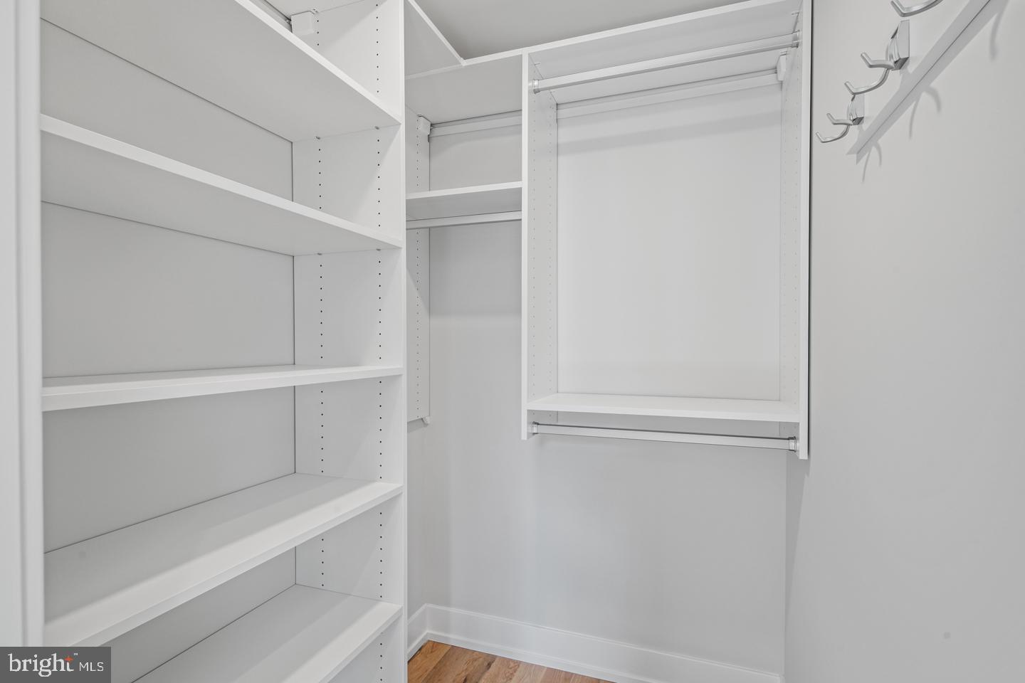 QUEEN VILLAGE - Residential