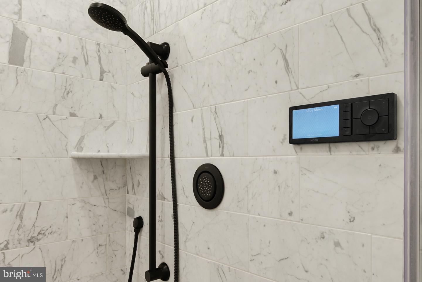 QUEEN VILLAGE - Residential