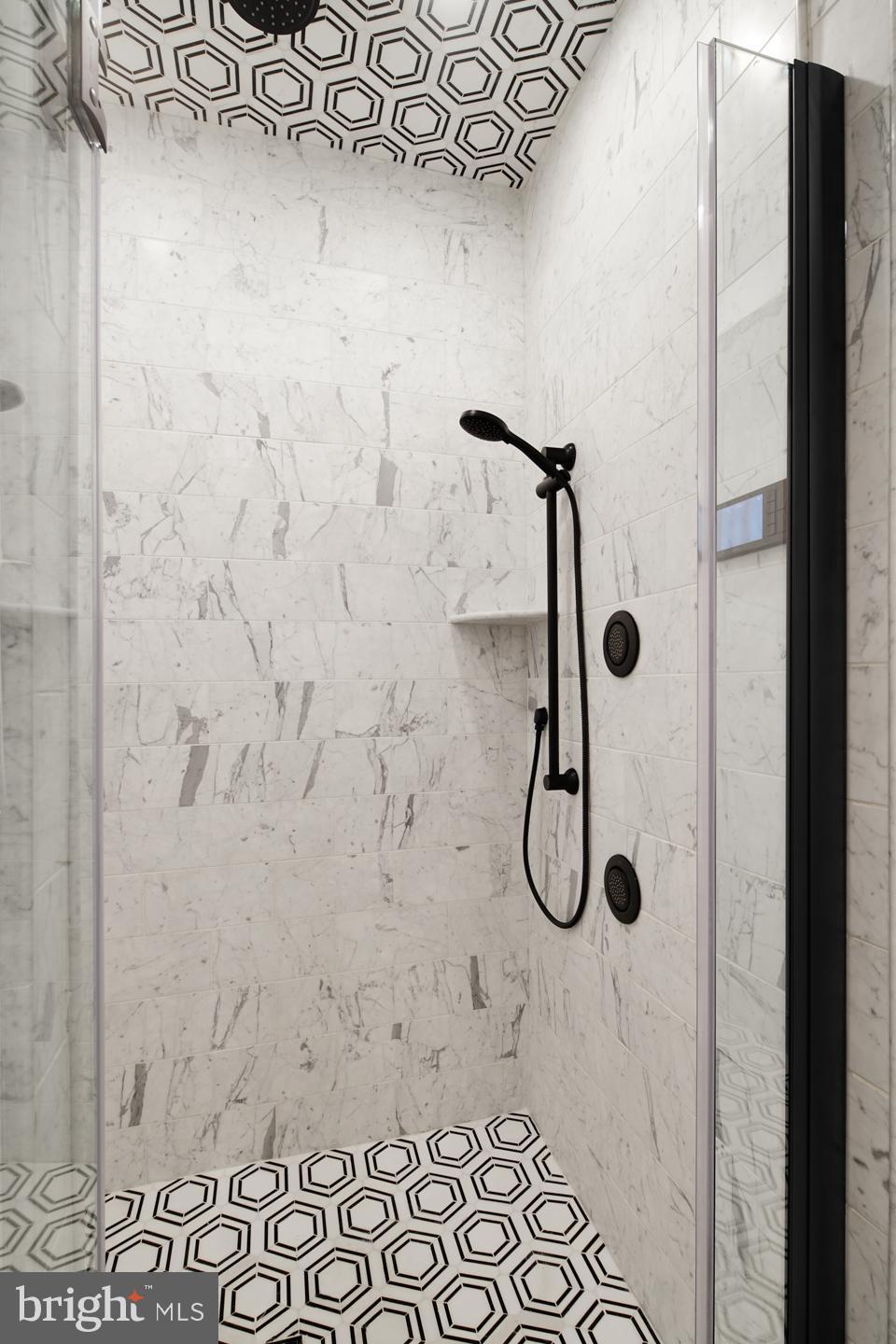 QUEEN VILLAGE - Residential