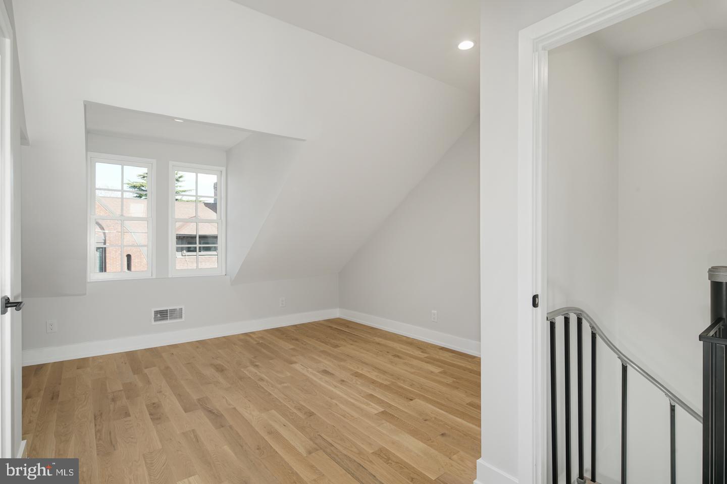 QUEEN VILLAGE - Residential