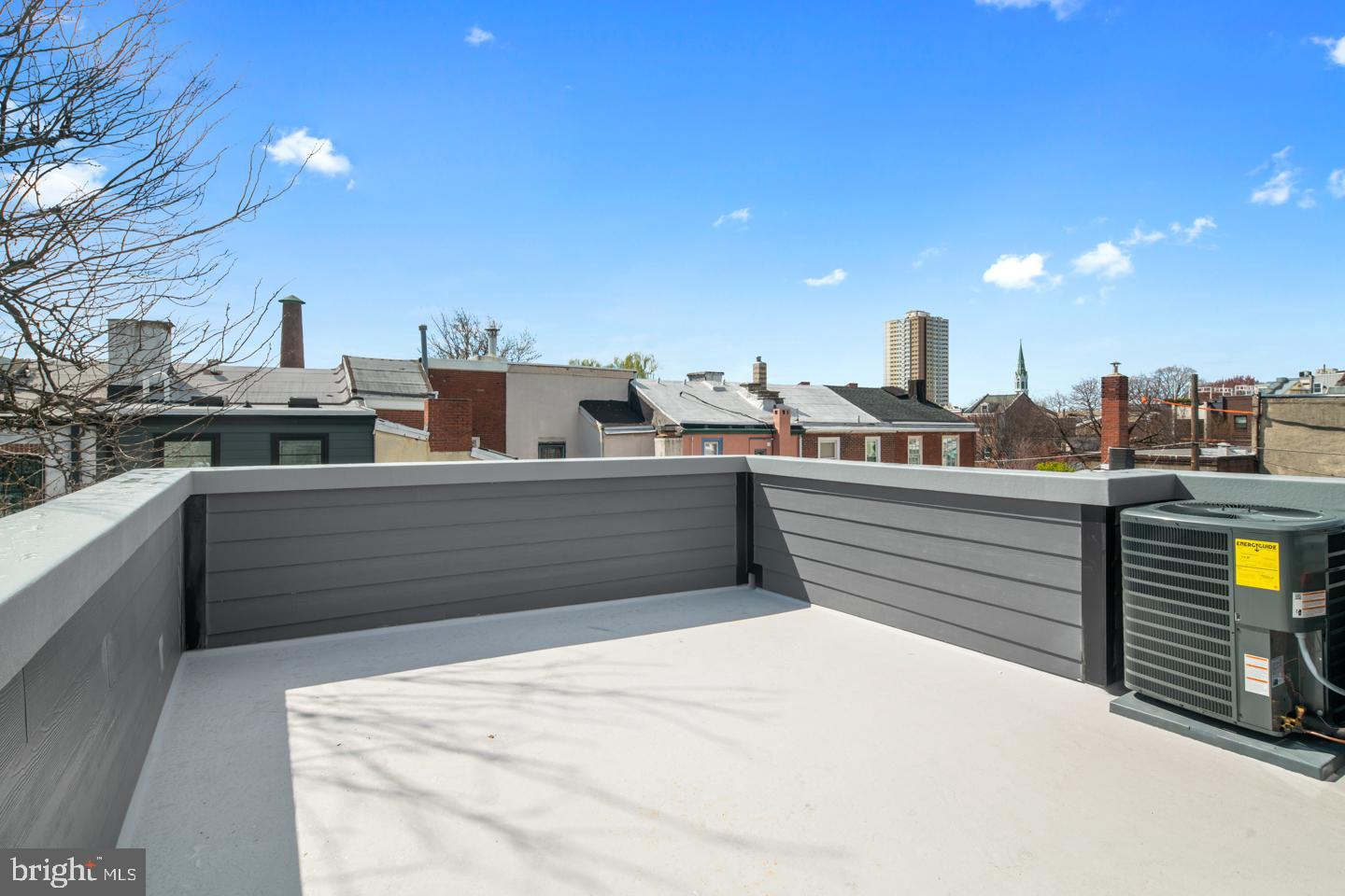 QUEEN VILLAGE - Residential