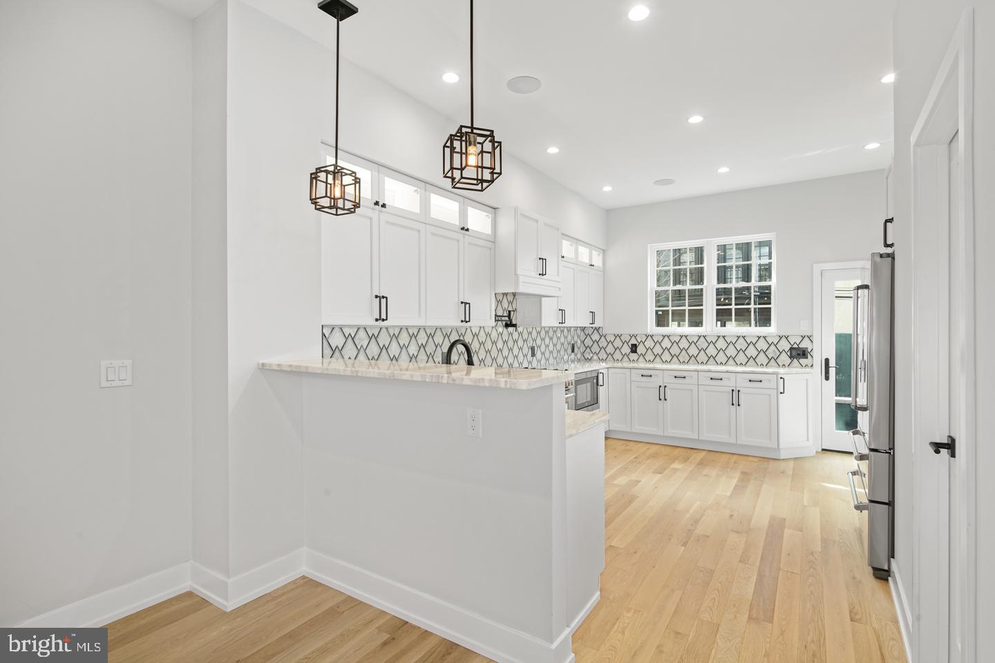 QUEEN VILLAGE - Residential