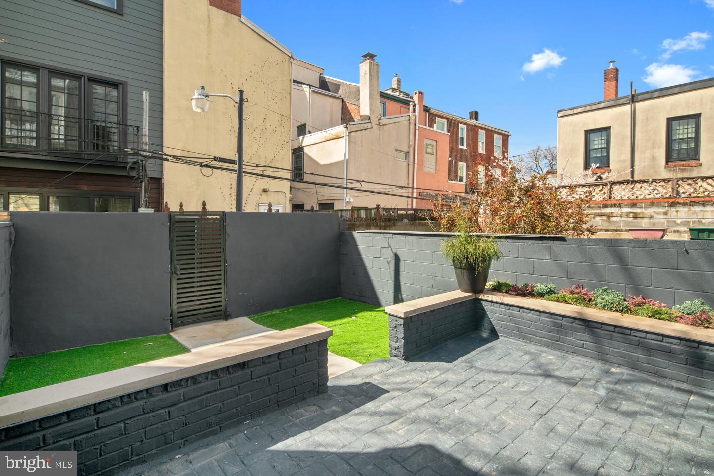 QUEEN VILLAGE - Residential