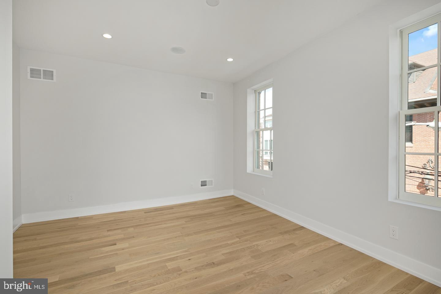 QUEEN VILLAGE - Residential