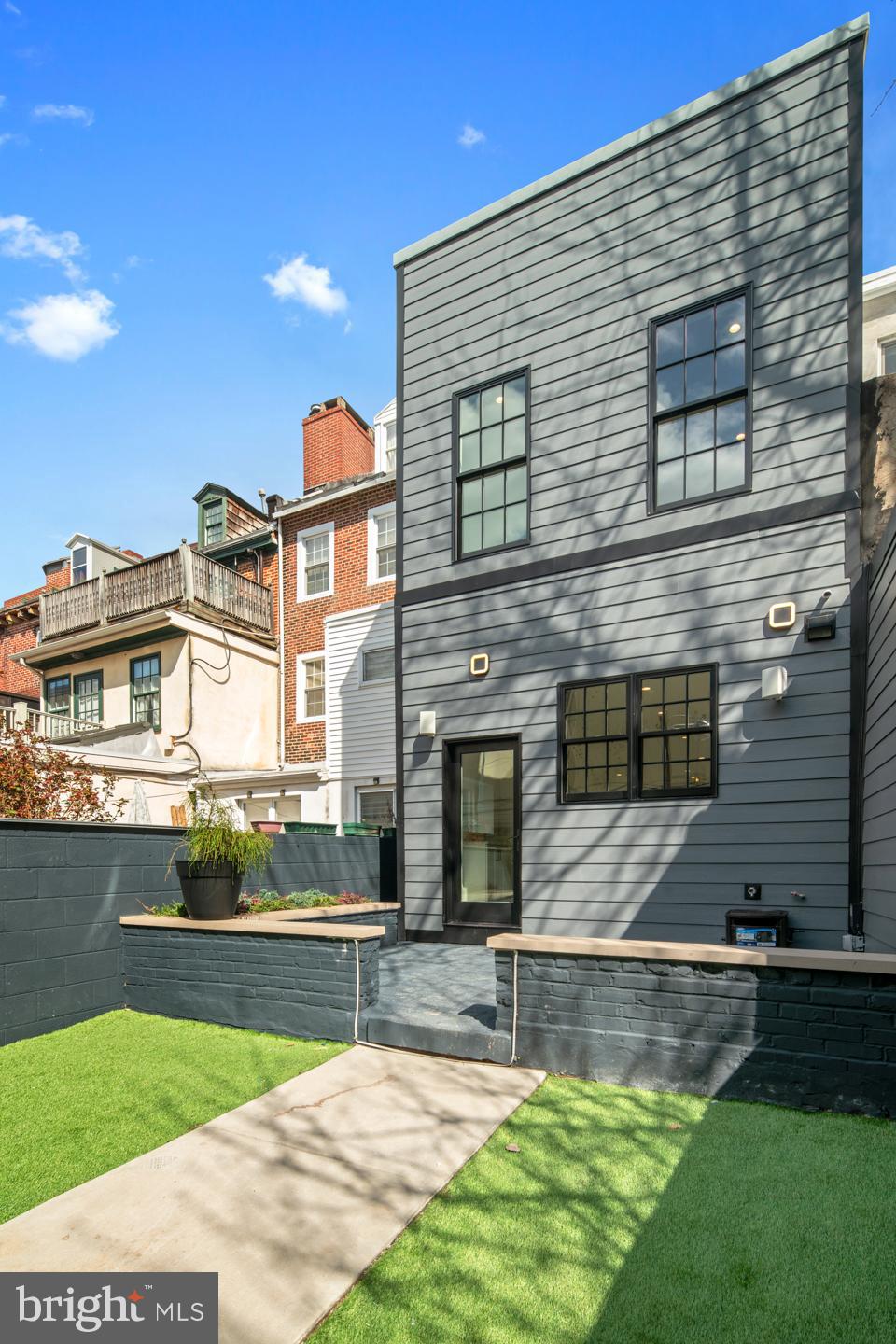 QUEEN VILLAGE - Residential