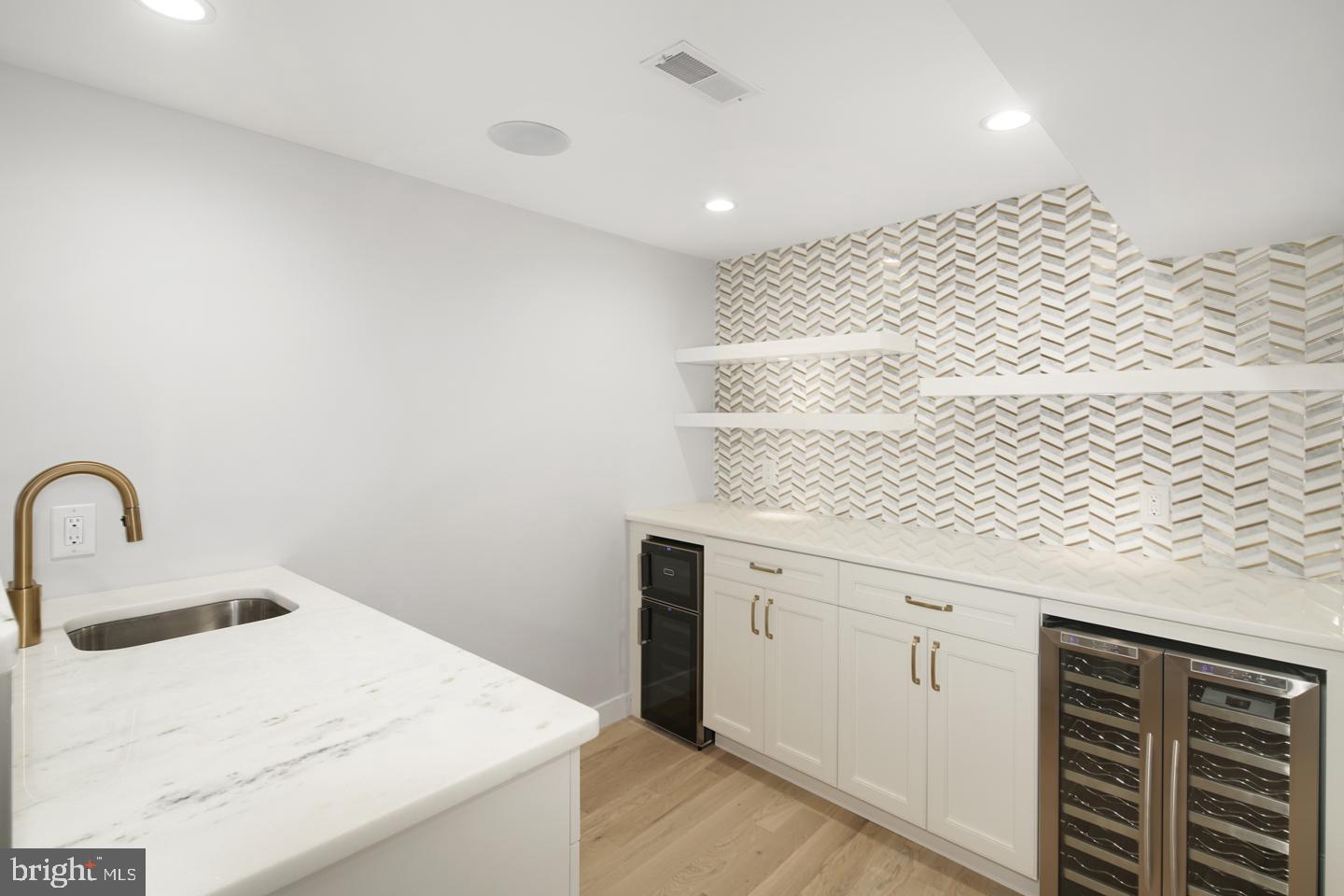 QUEEN VILLAGE - Residential