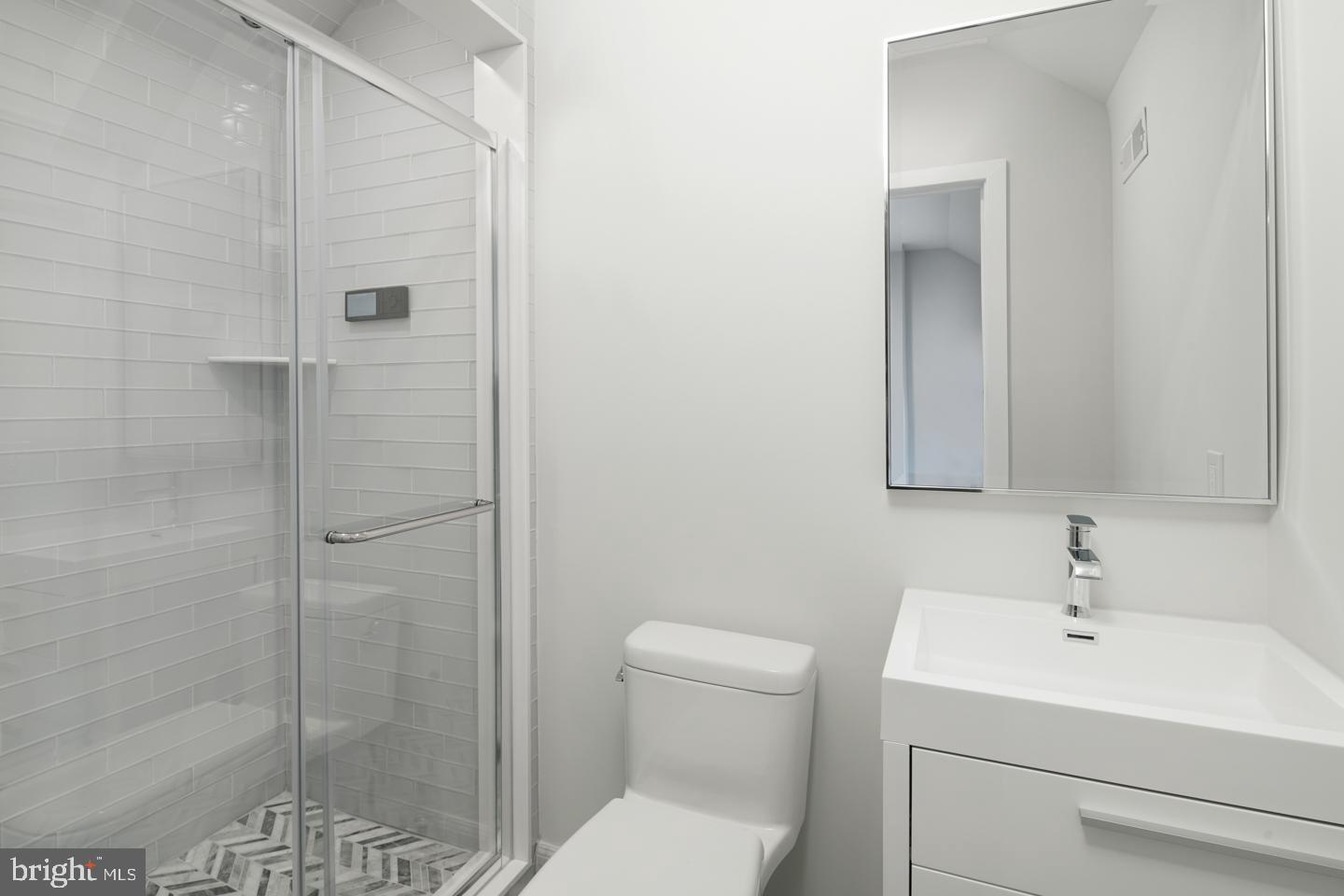 QUEEN VILLAGE - Residential