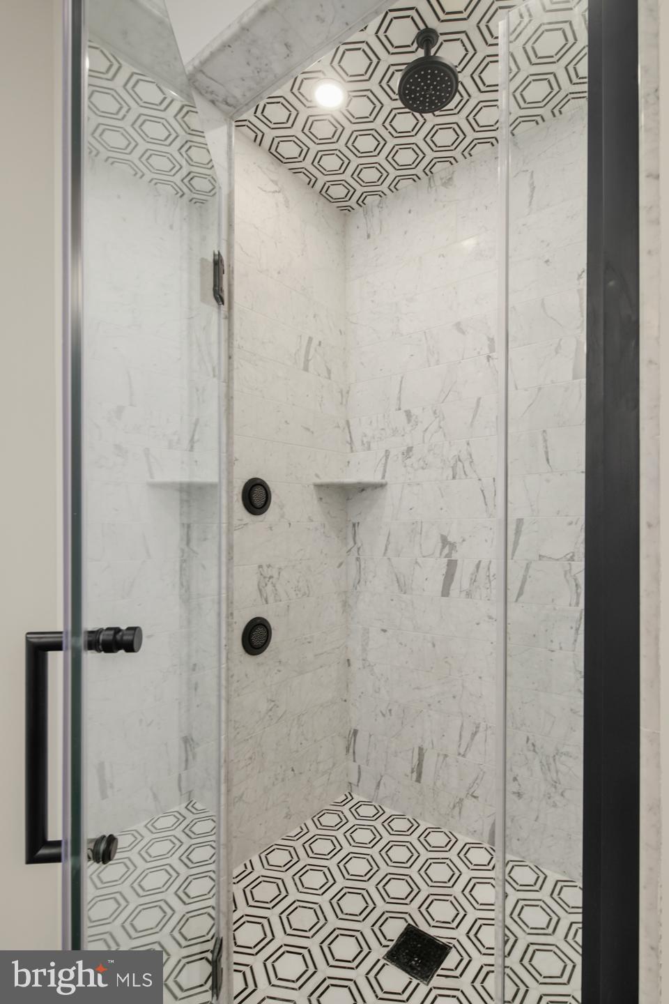 QUEEN VILLAGE - Residential