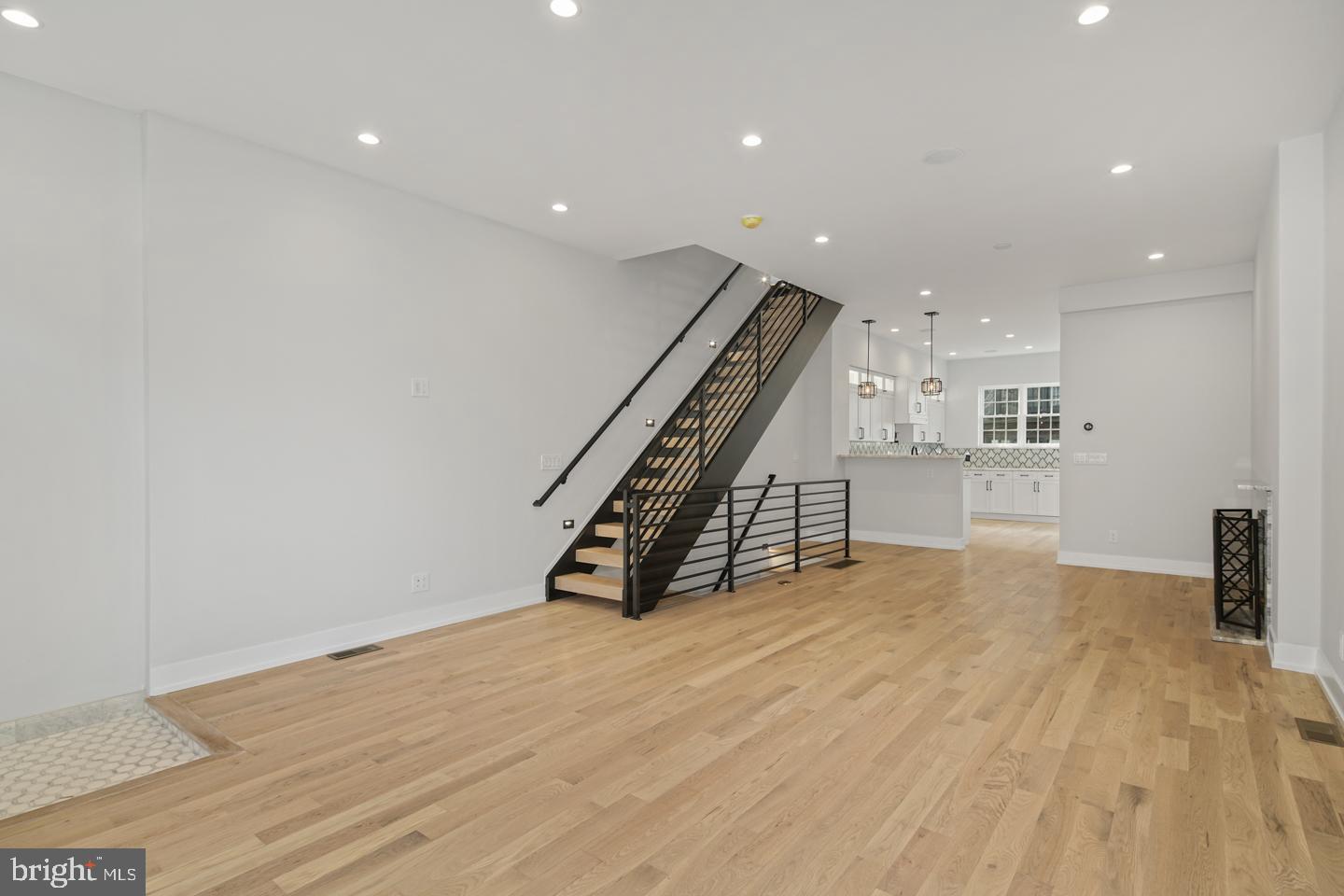 QUEEN VILLAGE - Residential