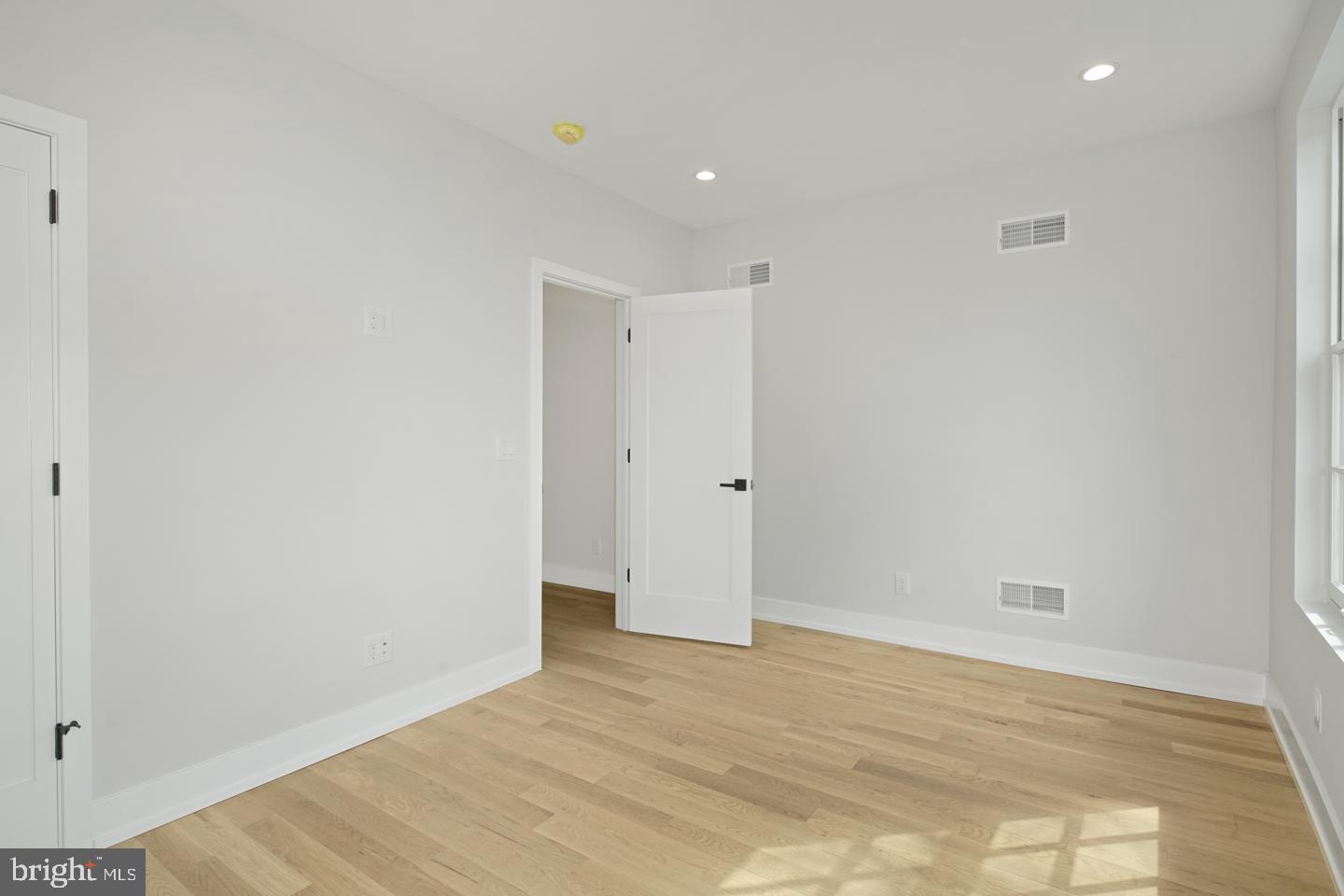 QUEEN VILLAGE - Residential