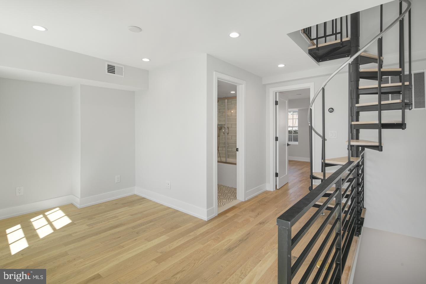 QUEEN VILLAGE - Residential