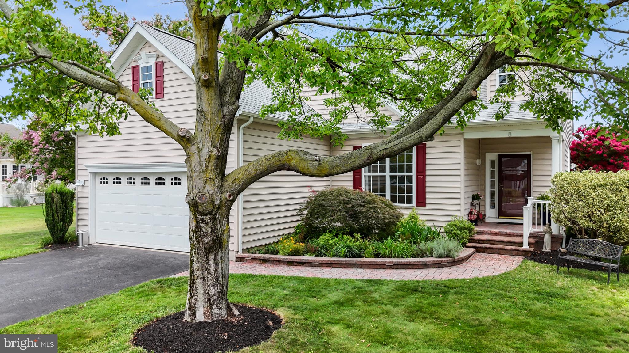 8 WAUWINET COURT