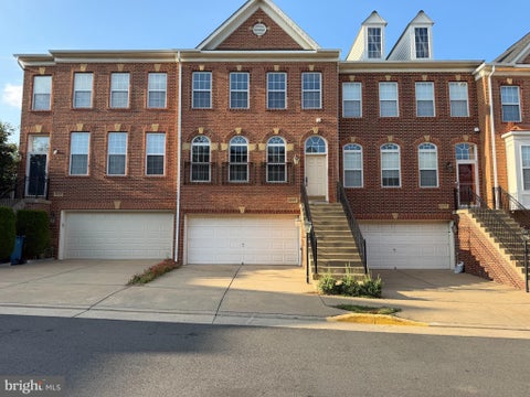 Townhouse For Rent - 5669 Faircloth Court<br/> Fairfax County, CENTREVILLE, VA 20120