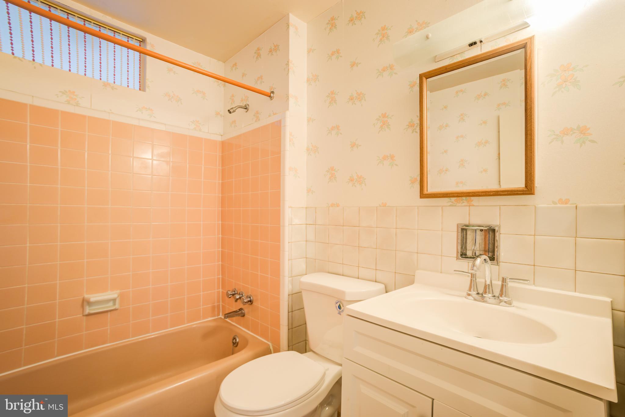 ENGLISH MANOR - Residential Lease