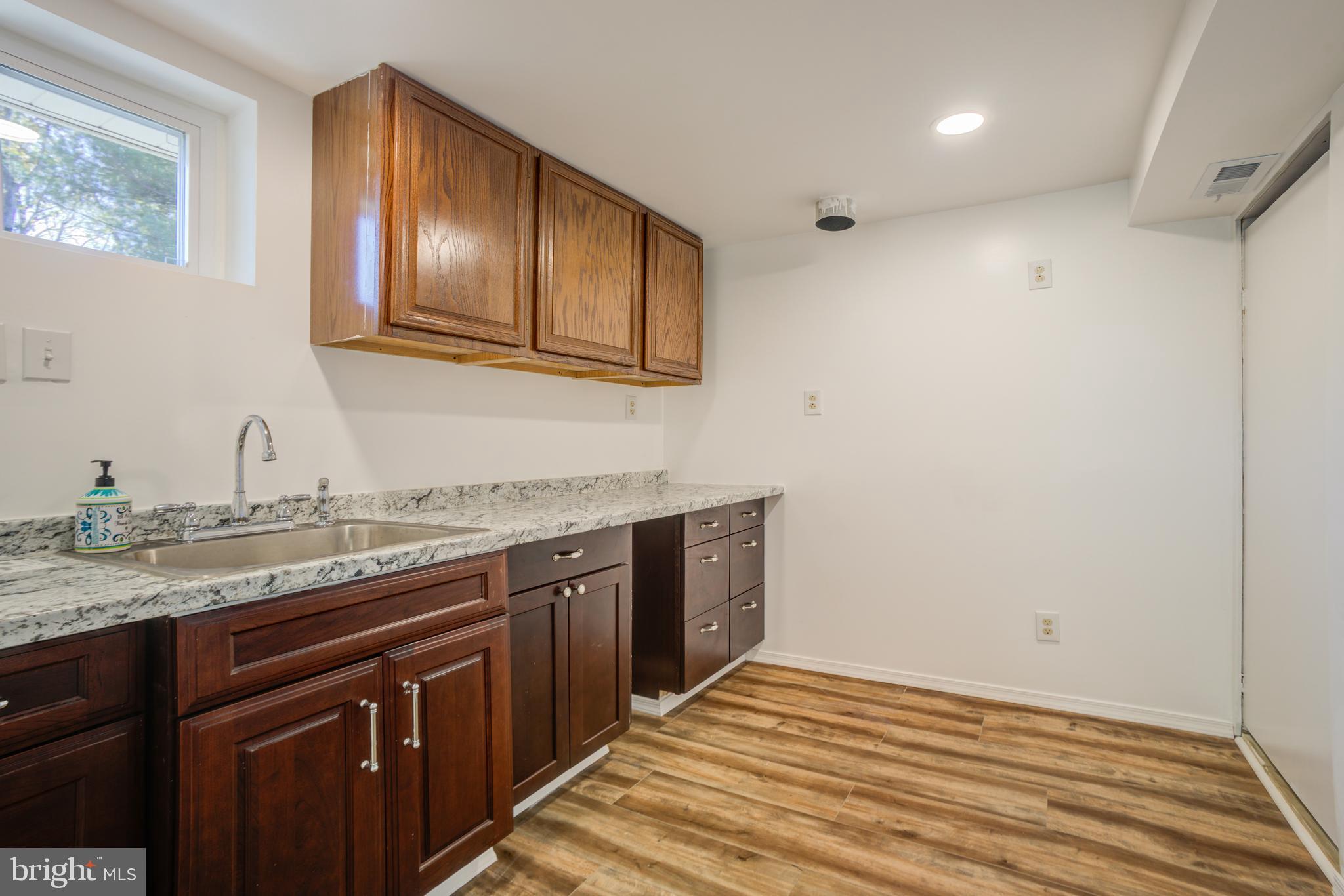 ENGLISH MANOR - Residential Lease