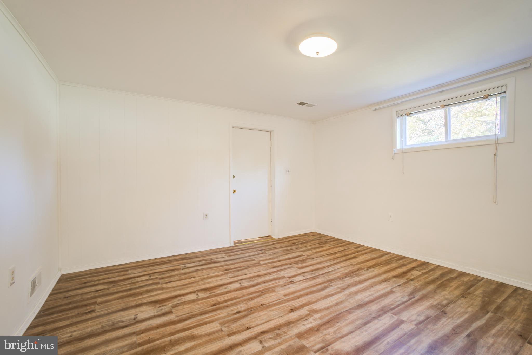 ENGLISH MANOR - Residential Lease