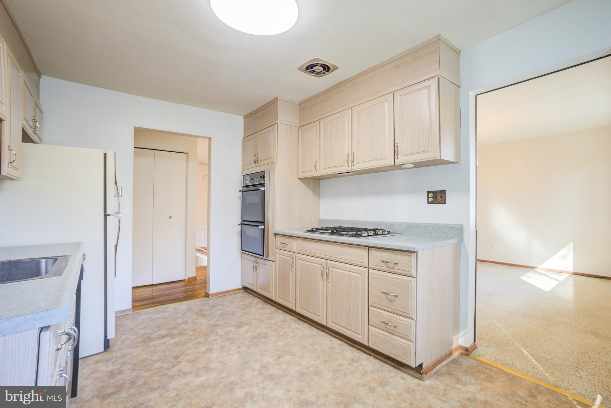 ENGLISH MANOR - Residential Lease