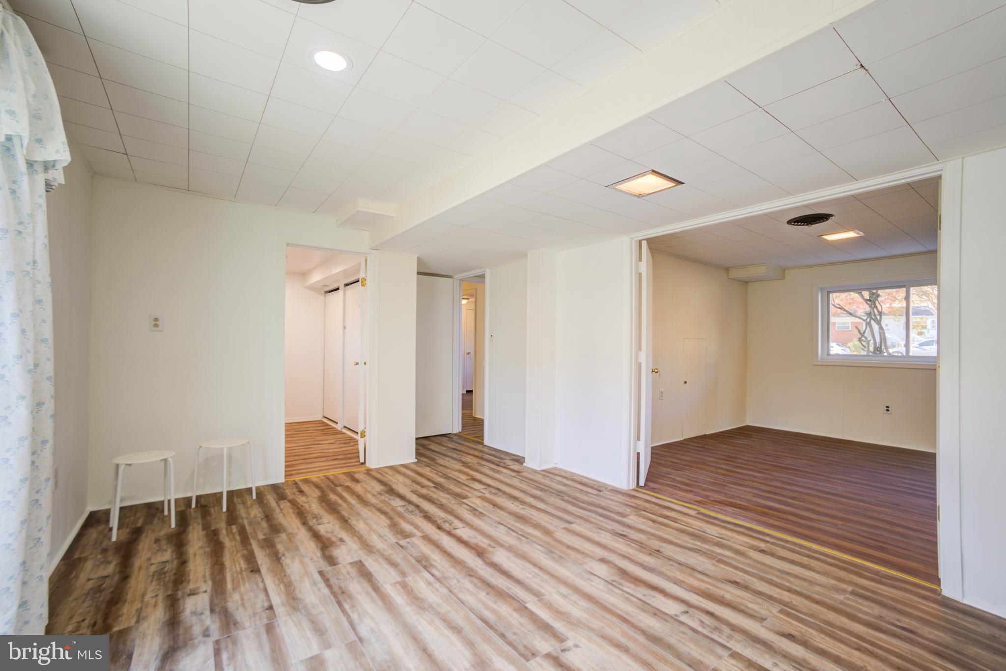 ENGLISH MANOR - Residential Lease