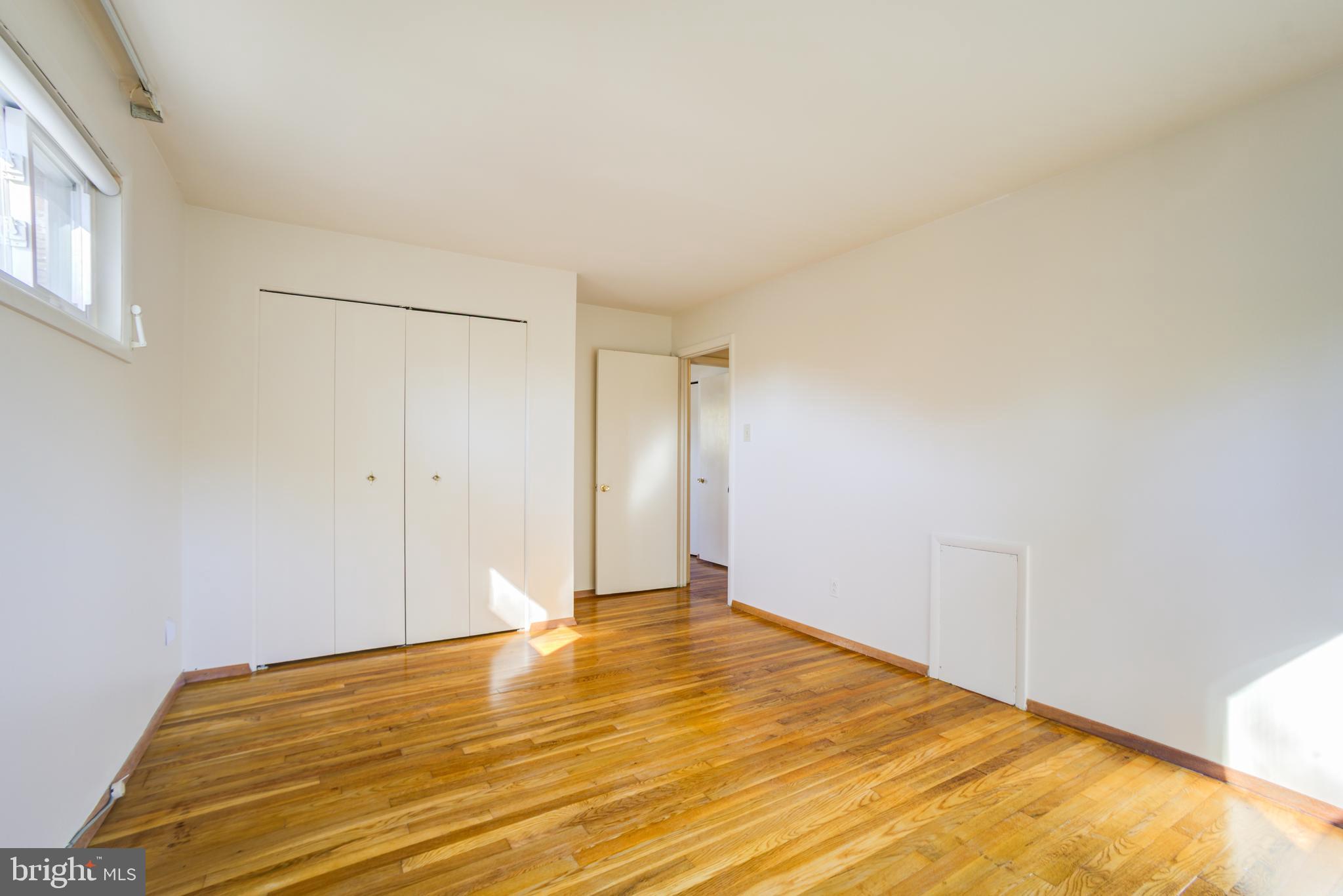 ENGLISH MANOR - Residential Lease