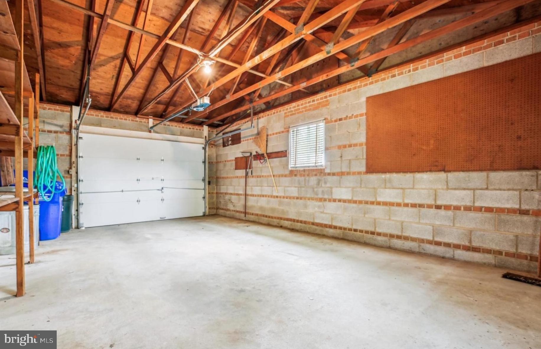 ENGLISH MANOR - Residential Lease