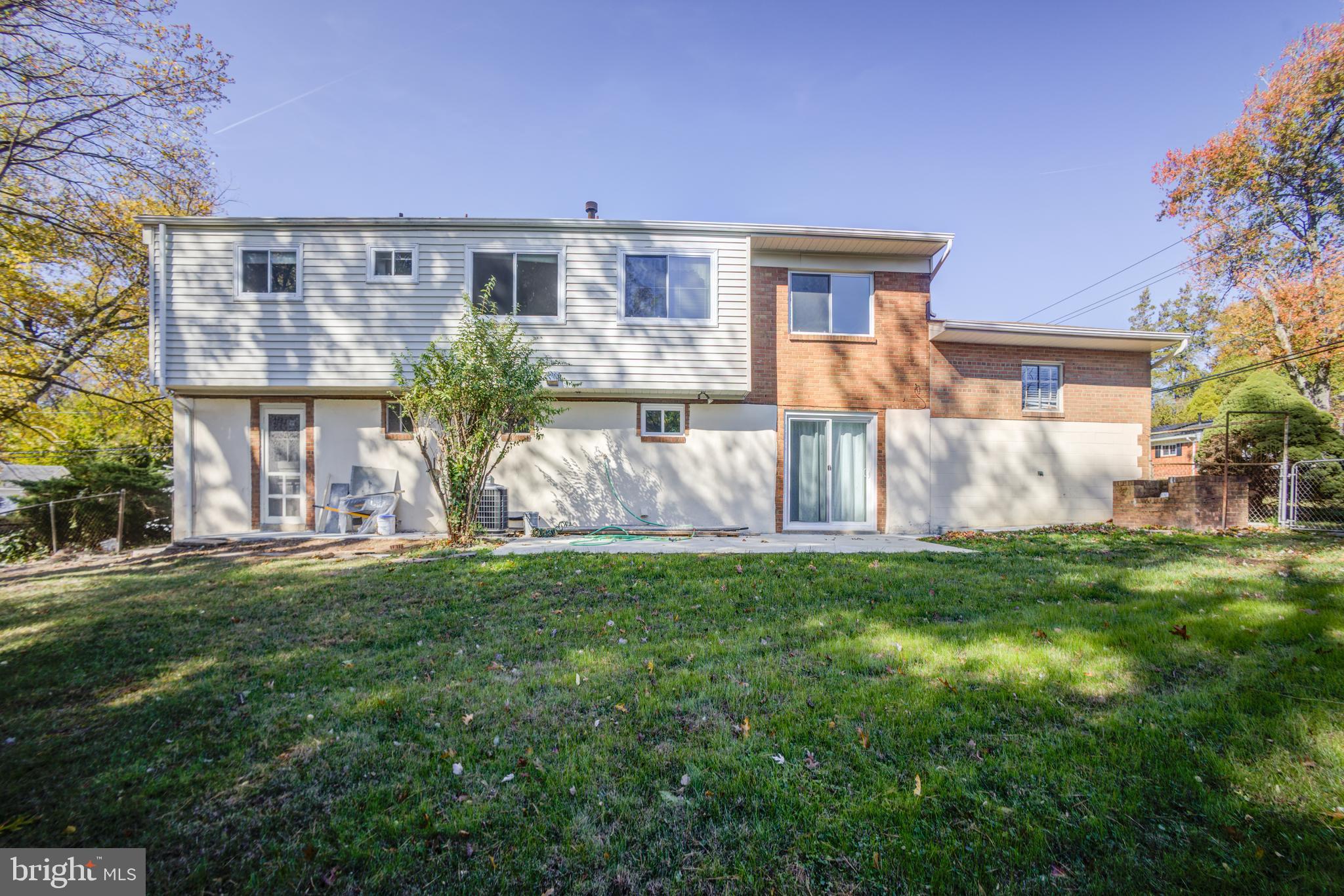 ENGLISH MANOR - Residential Lease