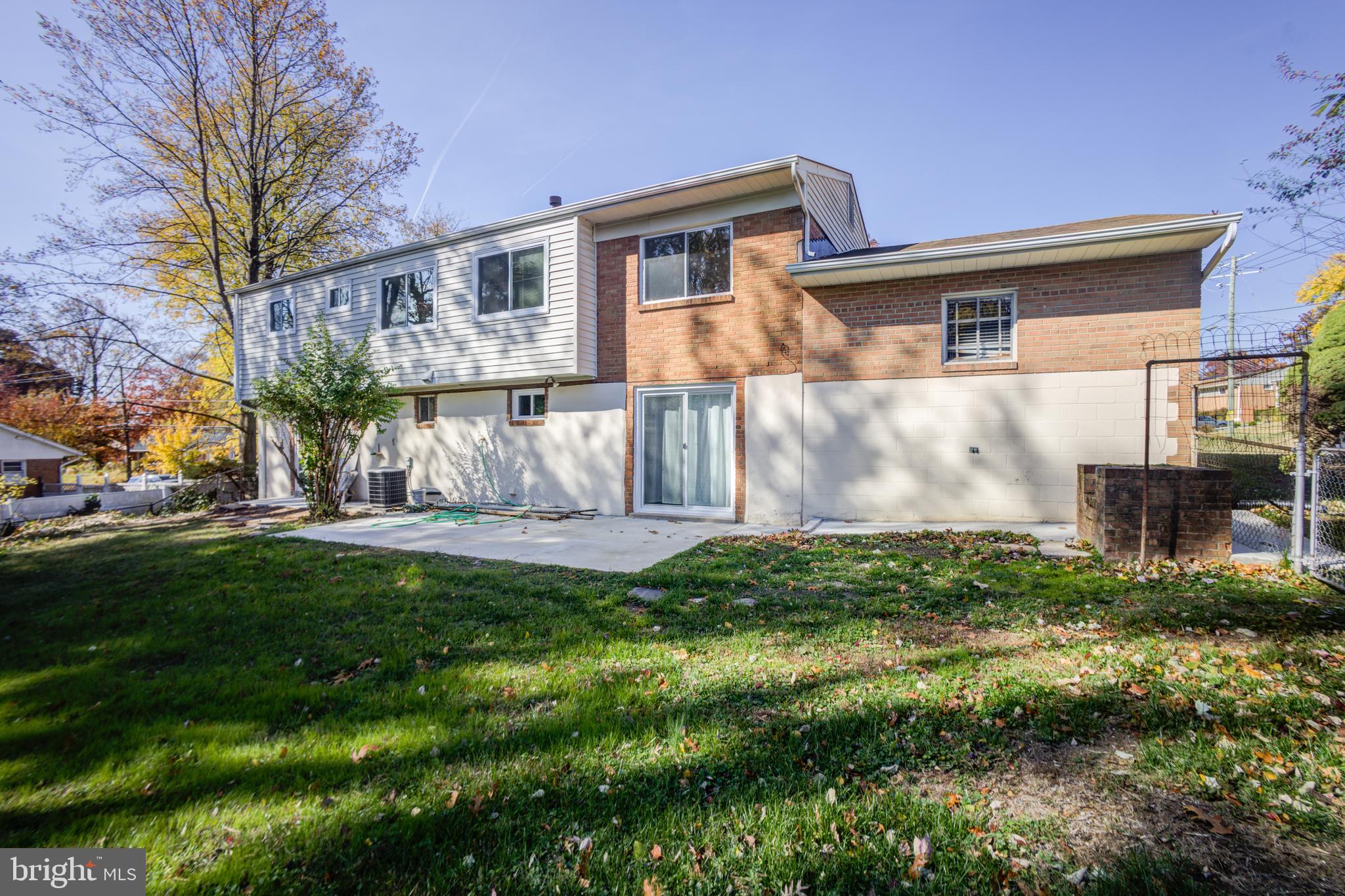 ENGLISH MANOR - Residential Lease