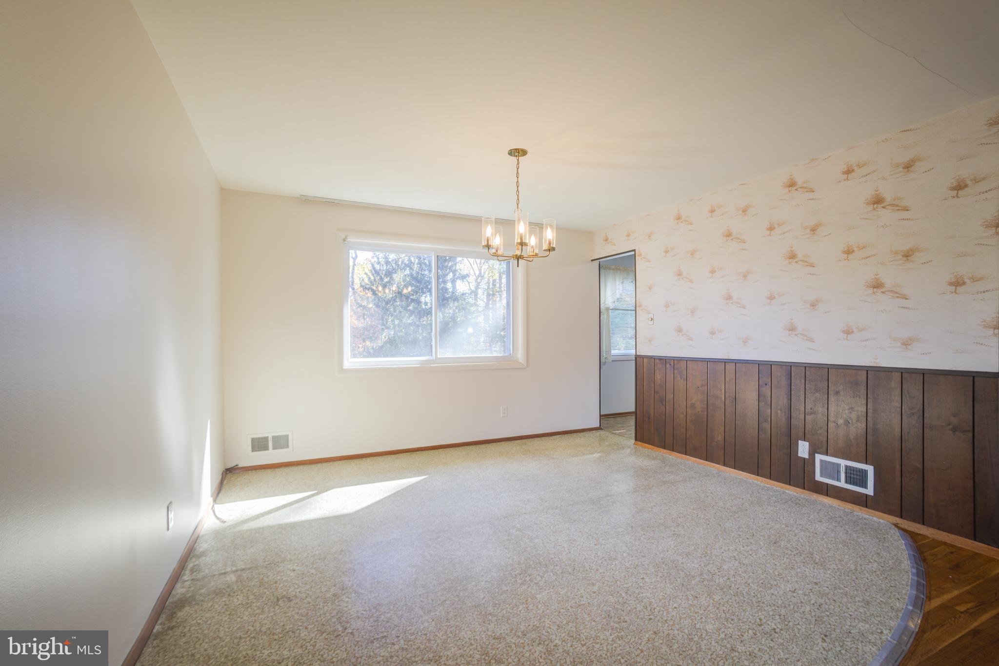 ENGLISH MANOR - Residential Lease