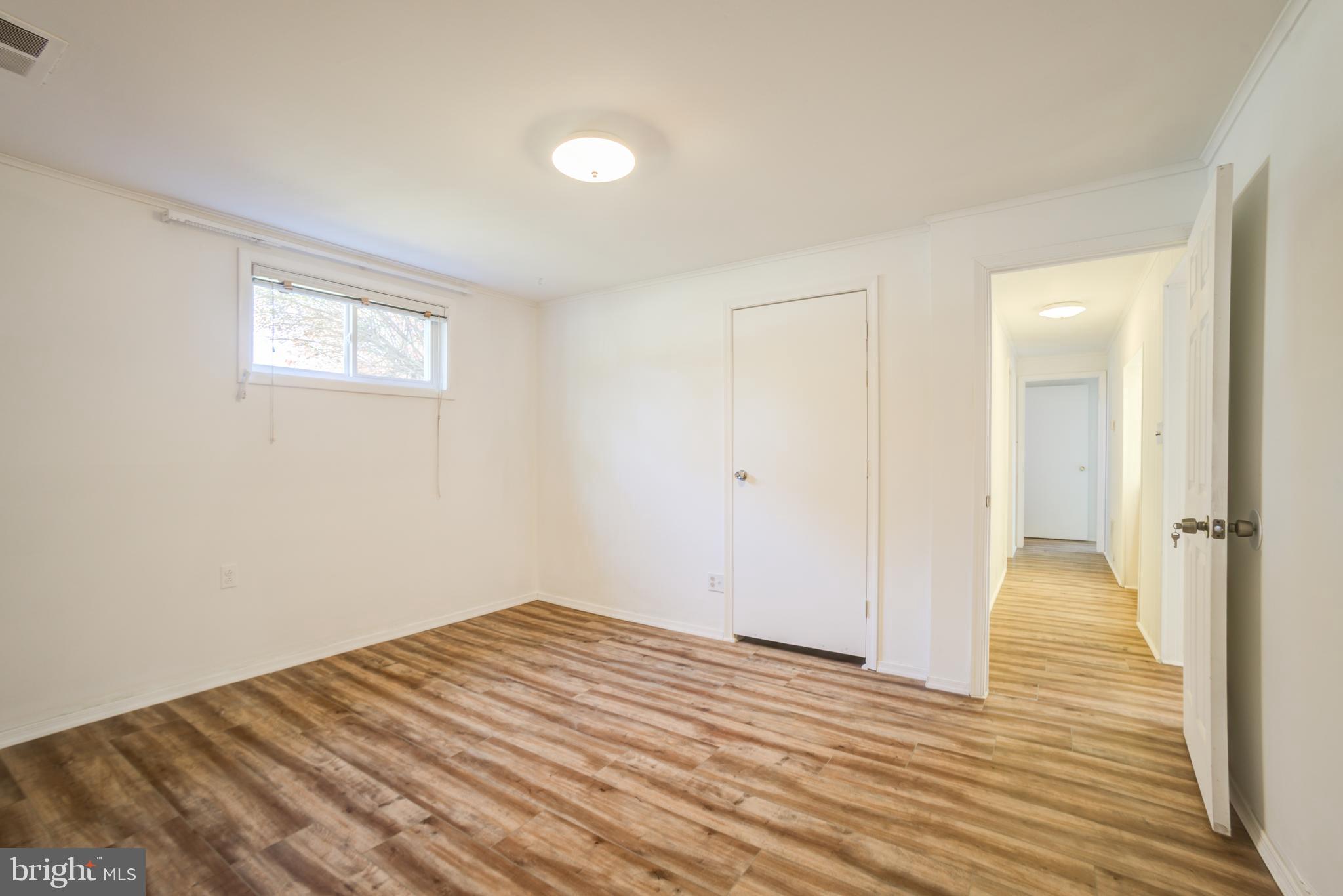 ENGLISH MANOR - Residential Lease