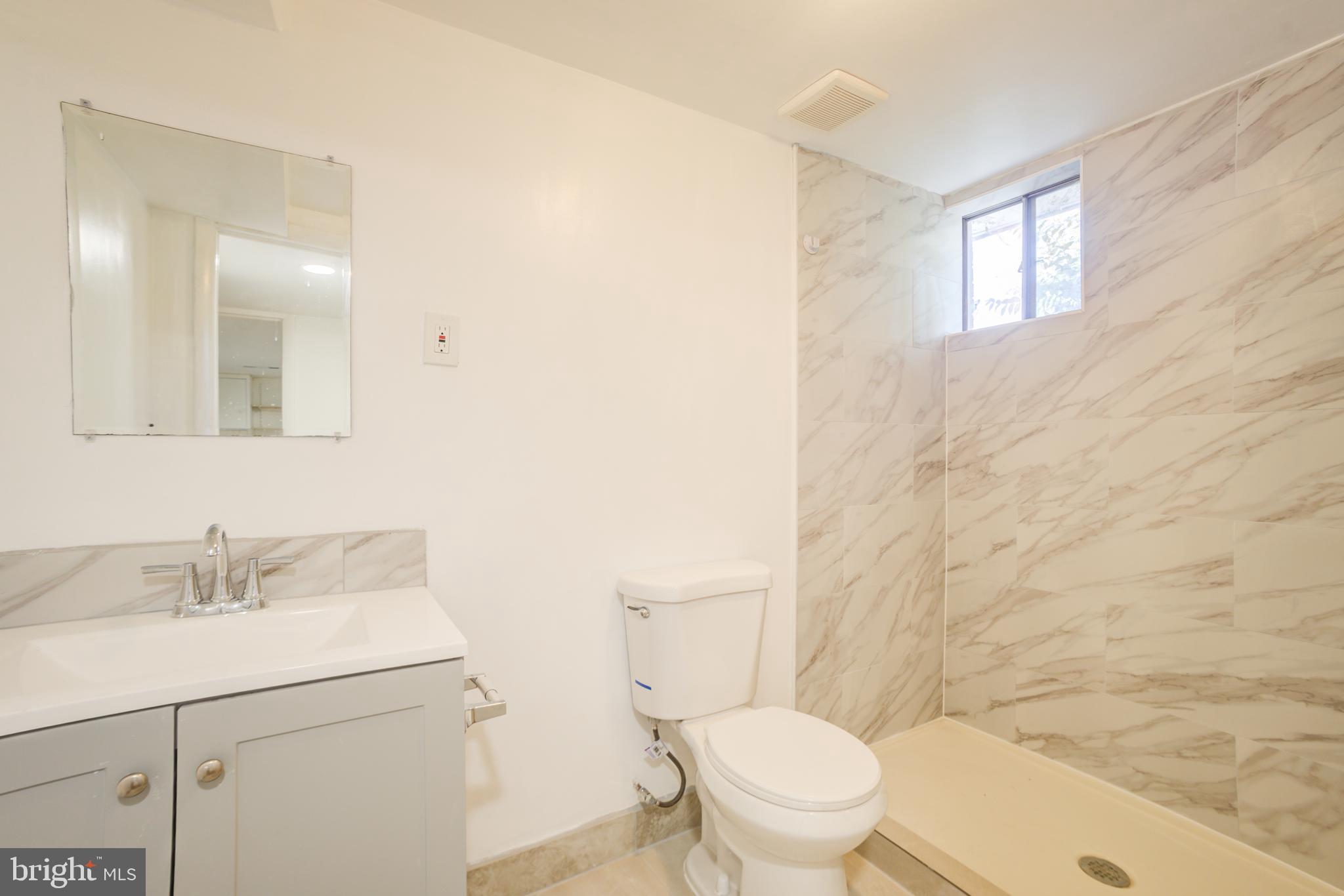 ENGLISH MANOR - Residential Lease