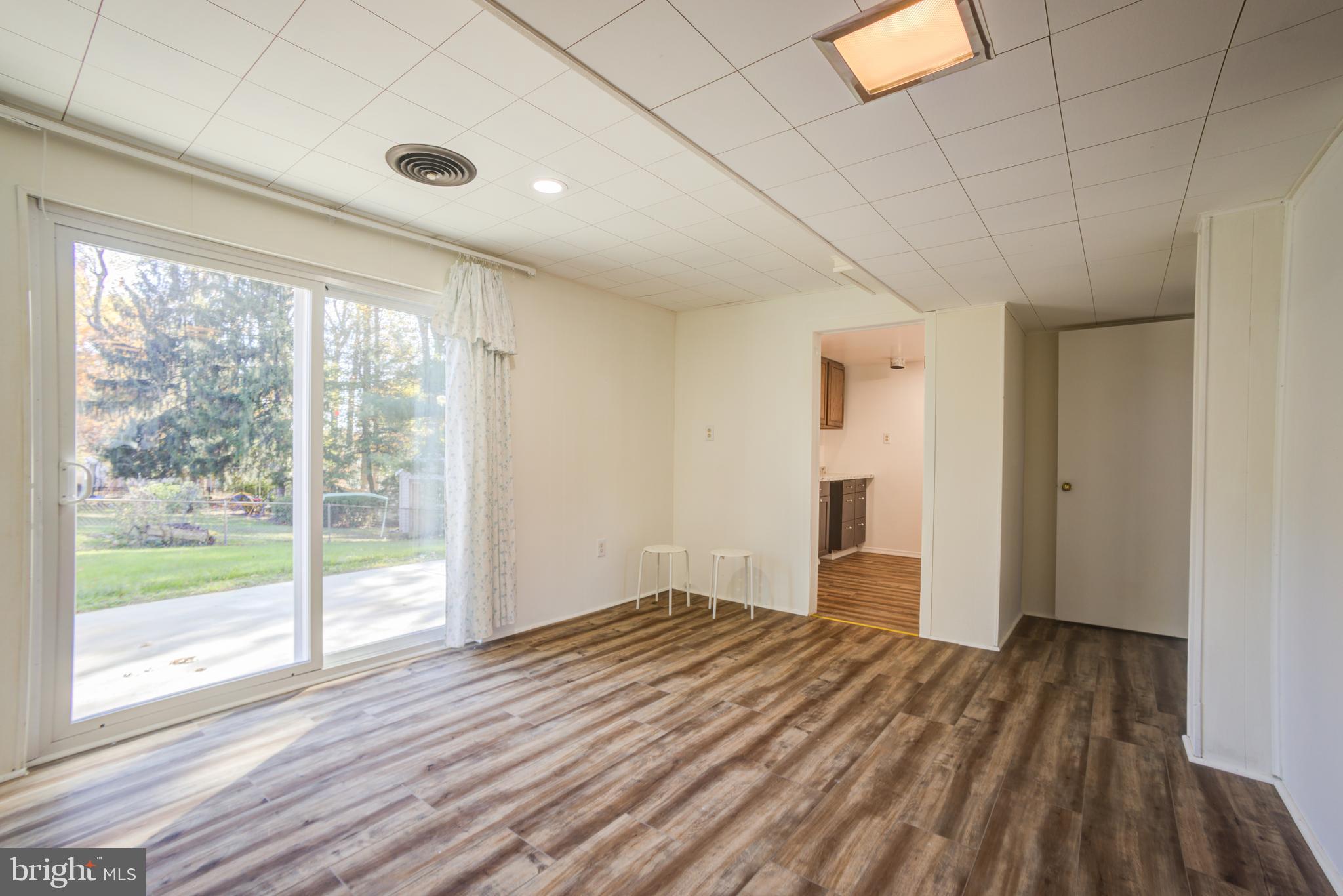 ENGLISH MANOR - Residential Lease