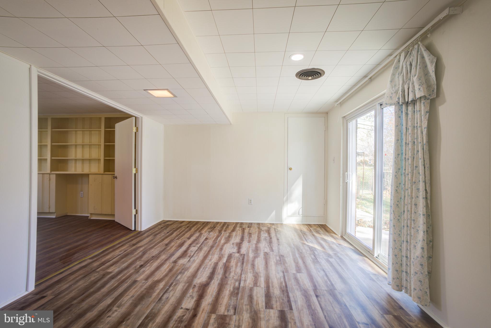 ENGLISH MANOR - Residential Lease