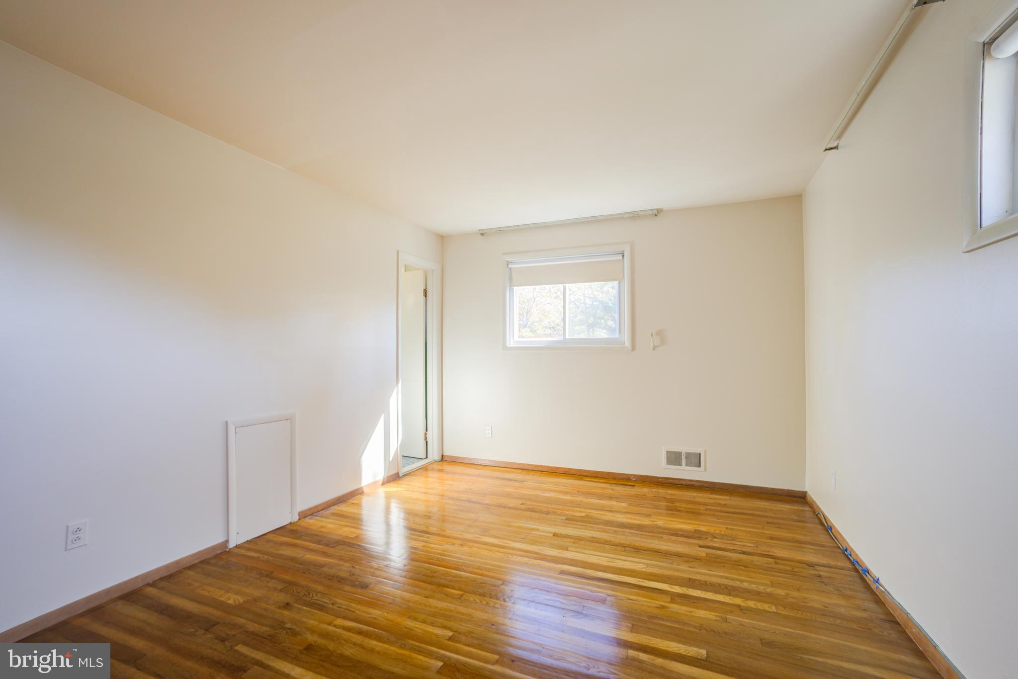 ENGLISH MANOR - Residential Lease