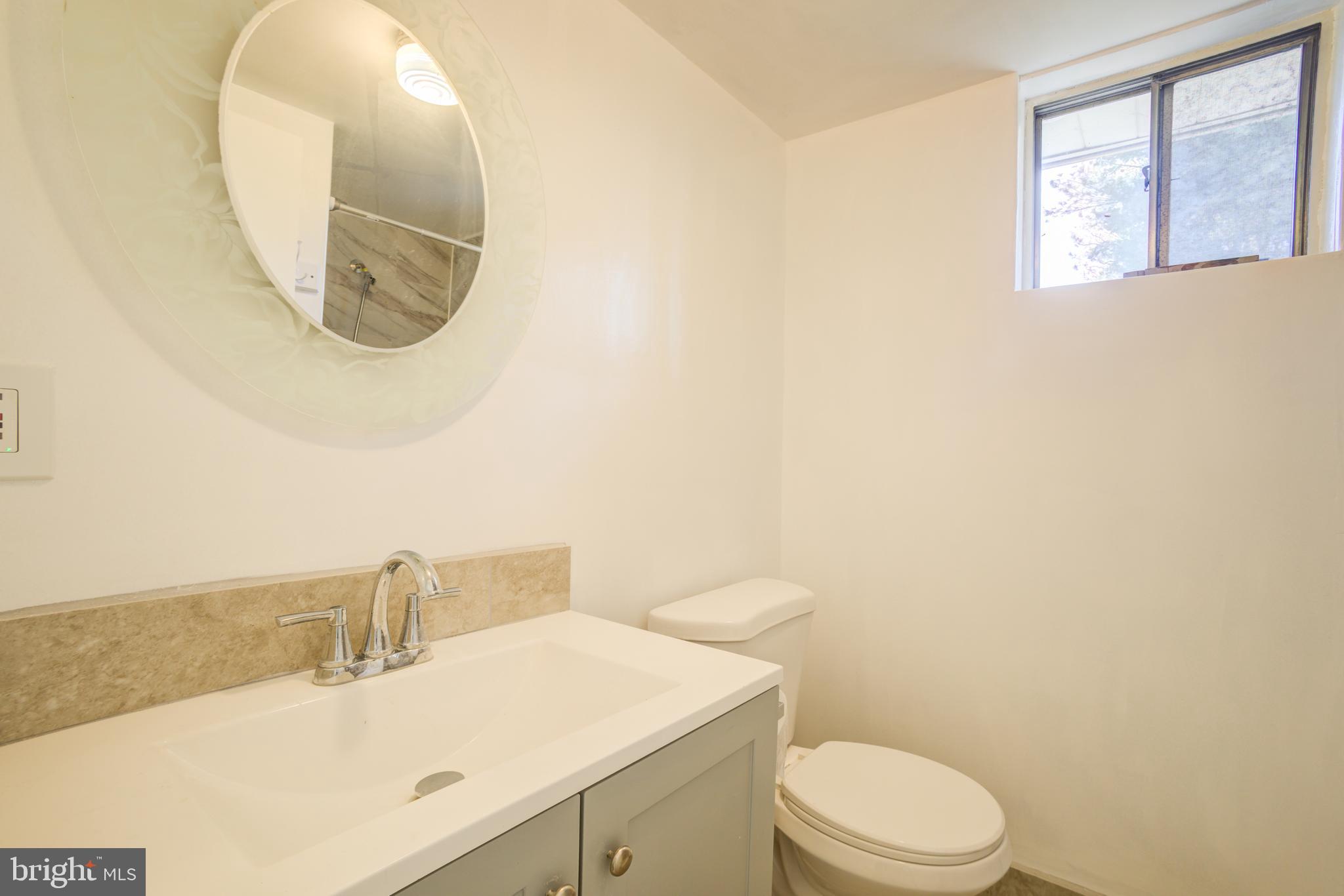 ENGLISH MANOR - Residential Lease