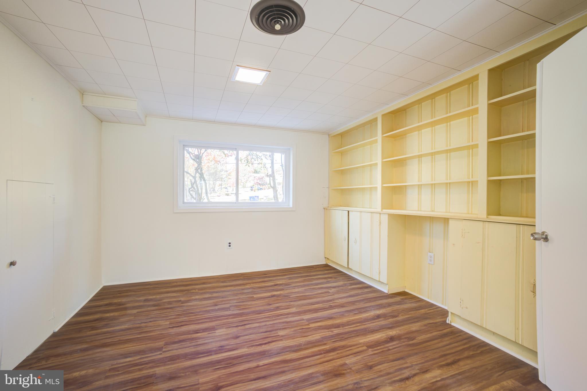 ENGLISH MANOR - Residential Lease