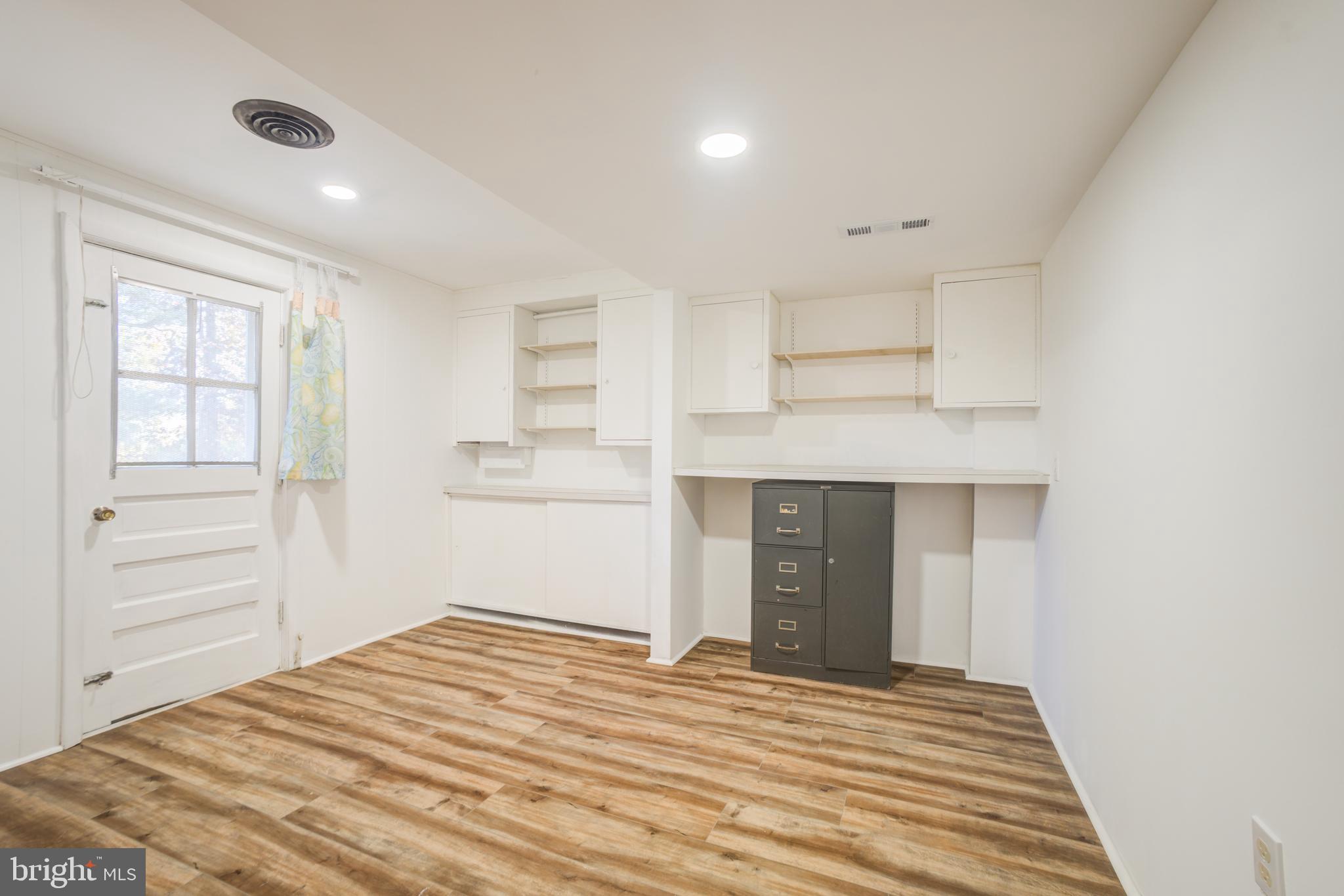 ENGLISH MANOR - Residential Lease