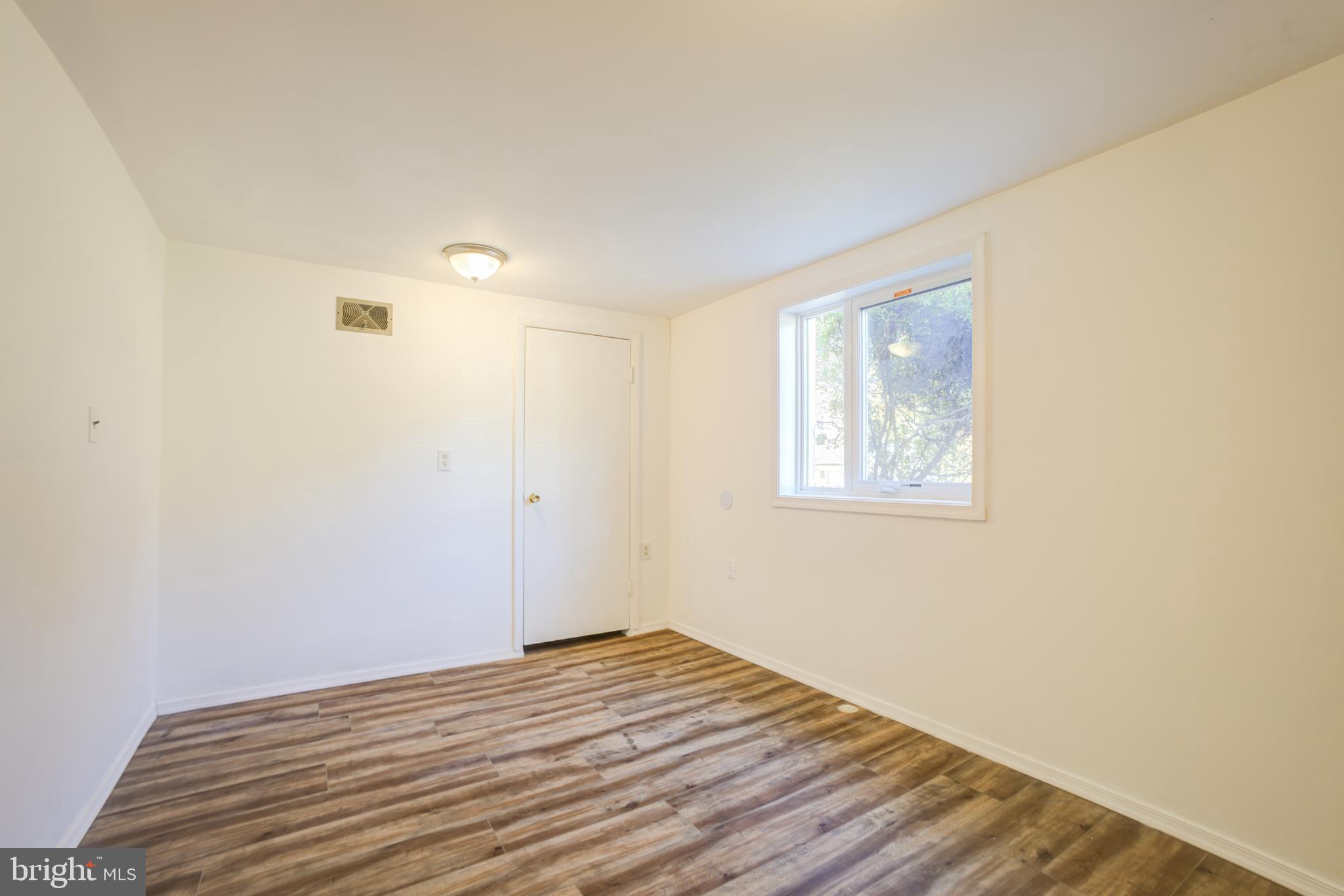 ENGLISH MANOR - Residential Lease