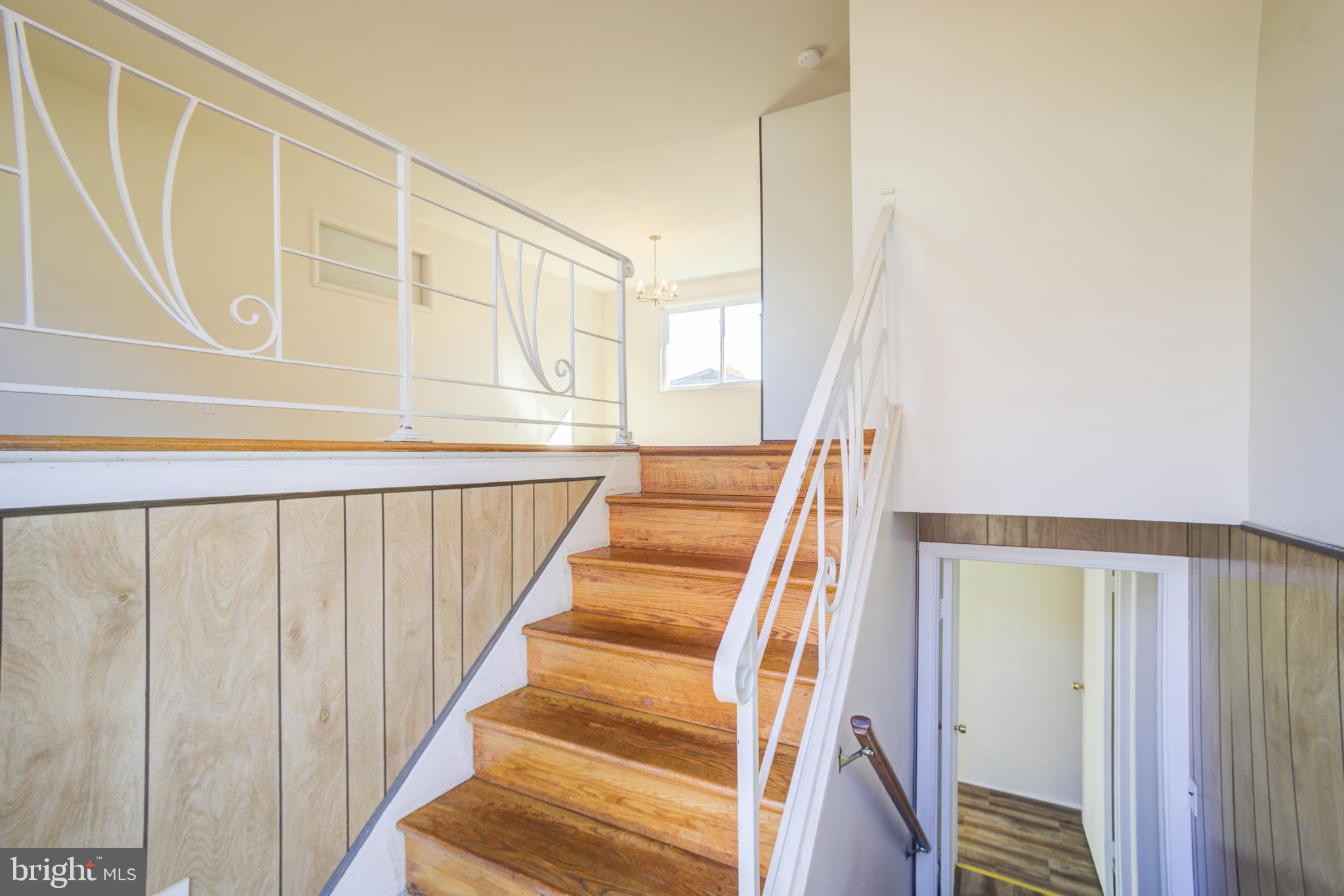 ENGLISH MANOR - Residential Lease