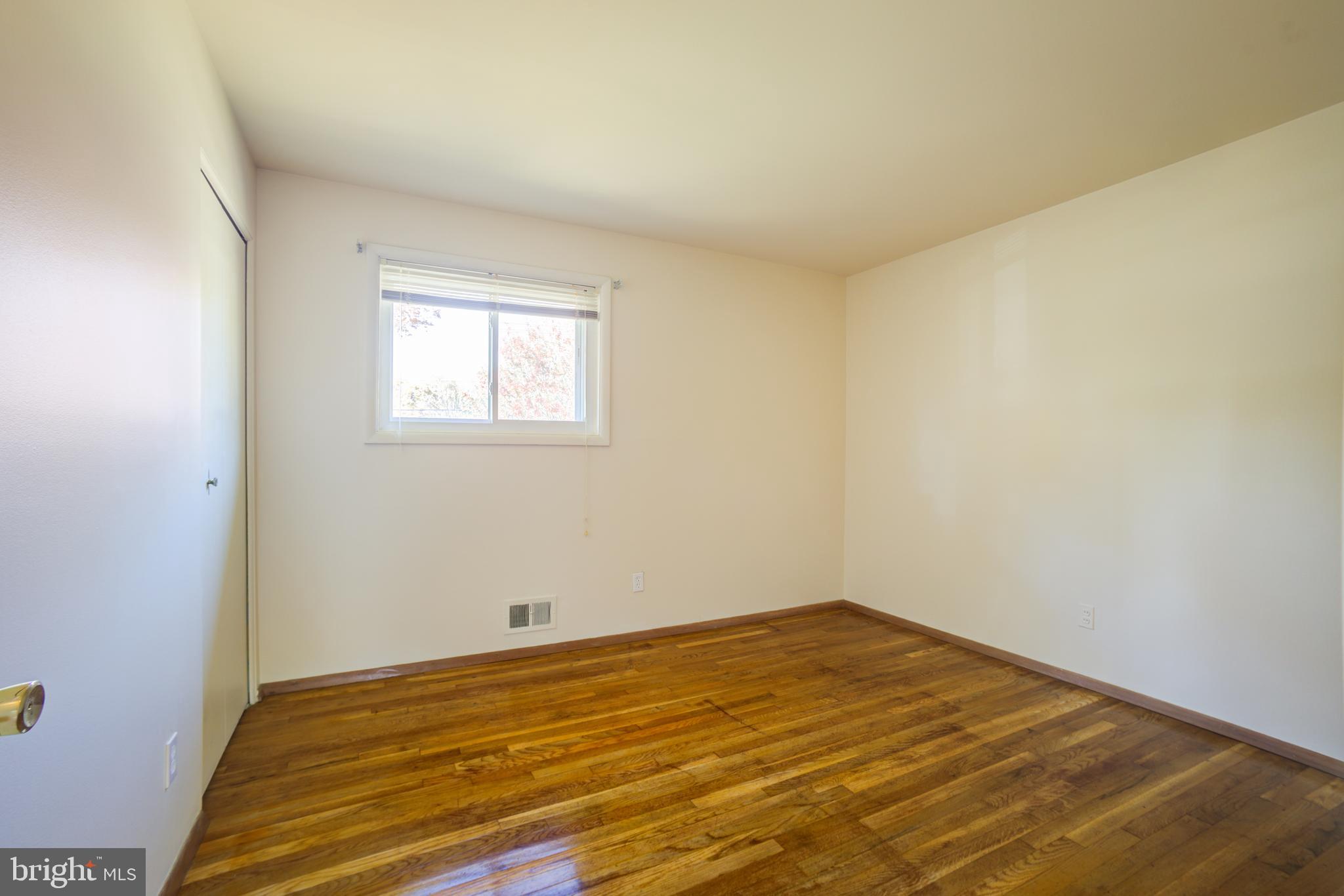 ENGLISH MANOR - Residential Lease