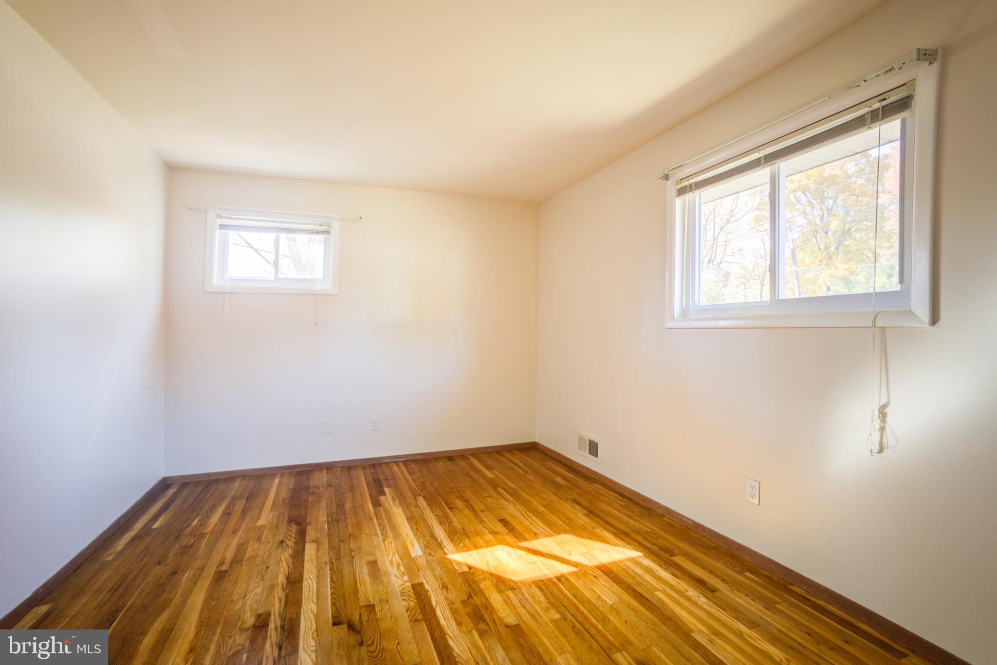 ENGLISH MANOR - Residential Lease