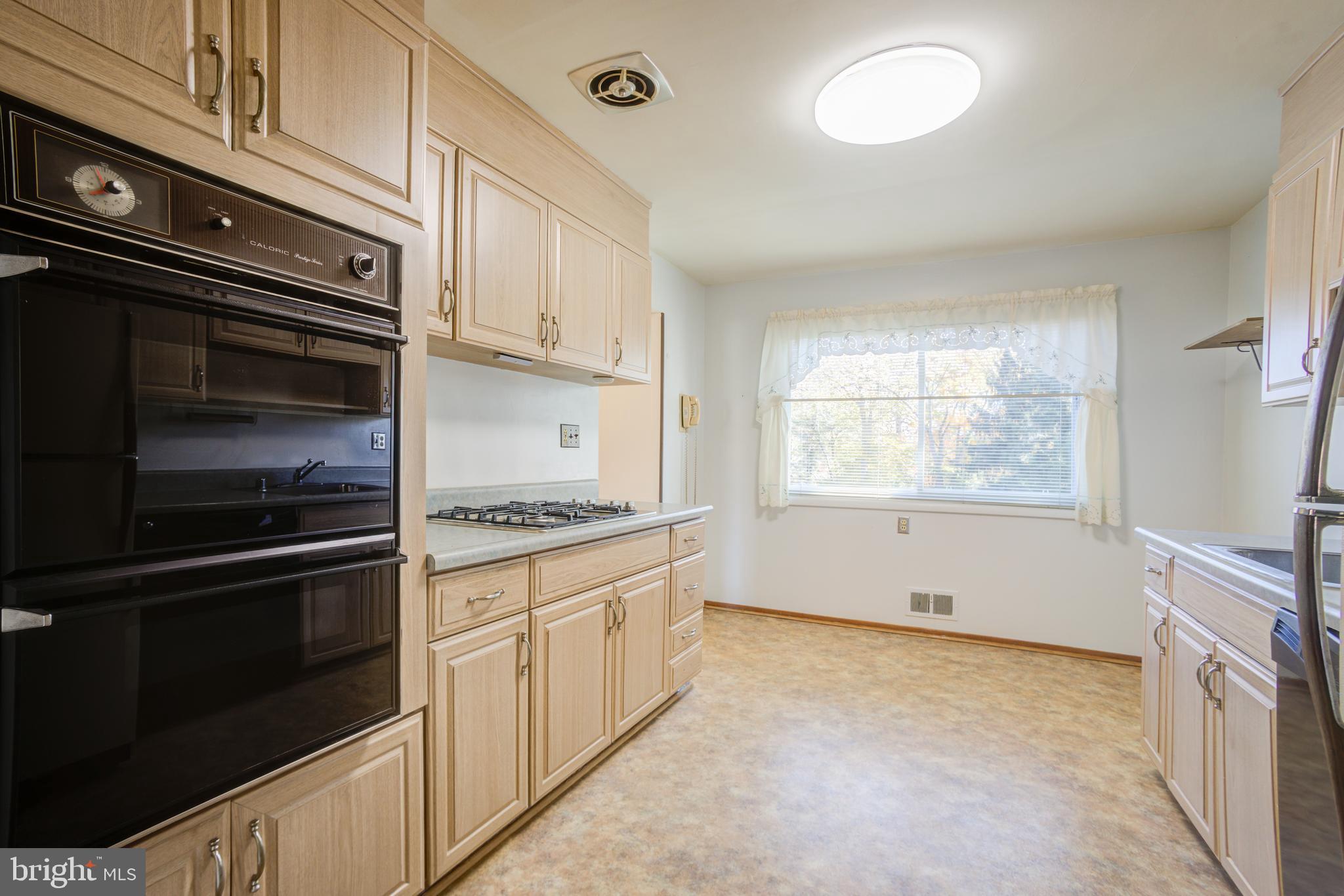 ENGLISH MANOR - Residential Lease