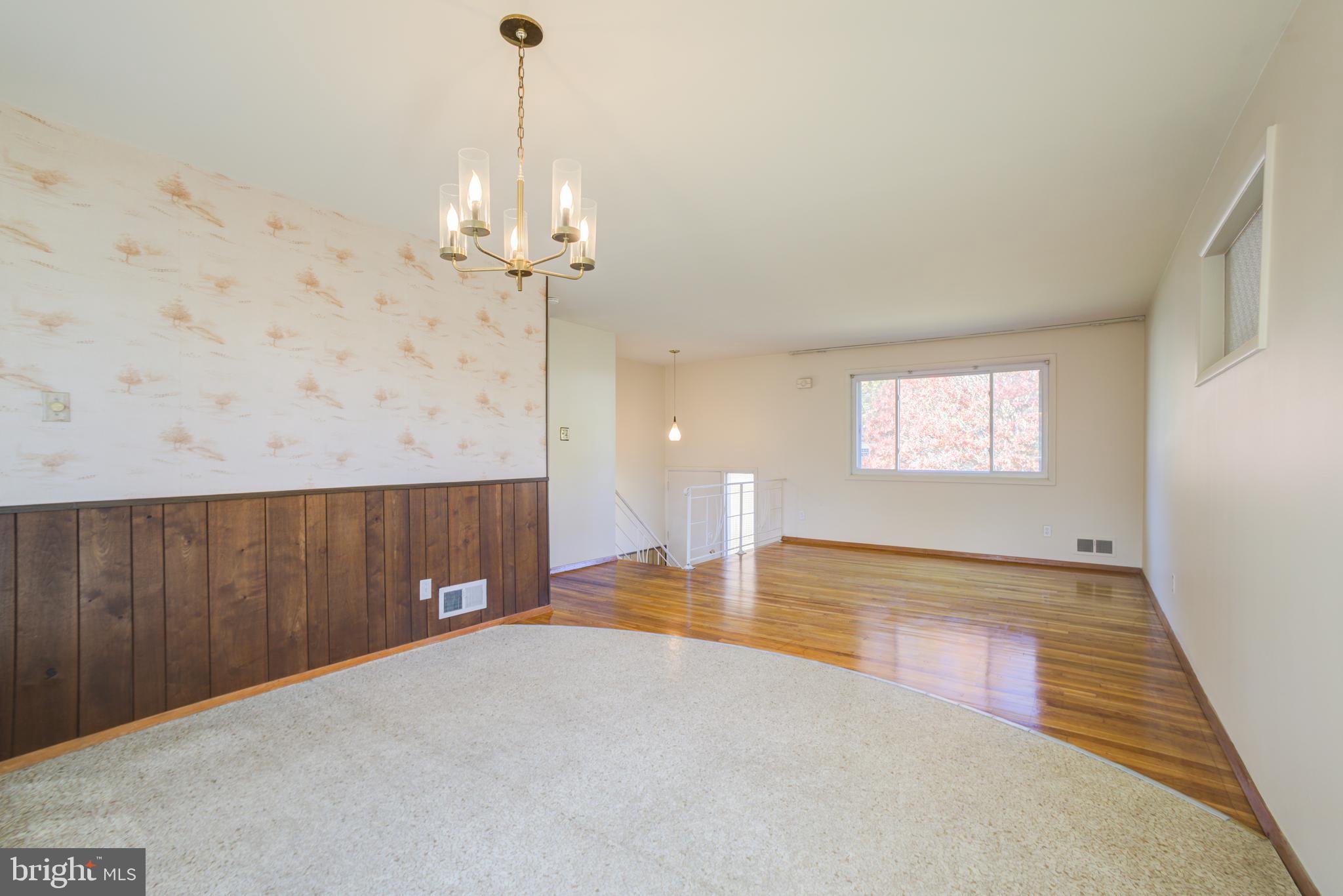 ENGLISH MANOR - Residential Lease